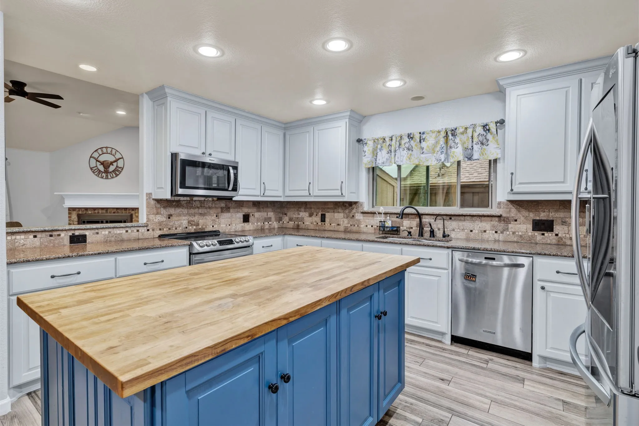 Single Family Residence For Sale in Denton County , 317 Benton Drive, Roanoke, Texas 76262, 4 Bedroom, 3 Bathroom, 2 Garage spaces, 2,788 Sqft, built in 2001, mls#21366004, Real Estate Agent in Roanoke, Homes For Sale in Denton county, Homes For Sale in Roanoke, Realtor in Roanoke Texas, Real Estate Brokerage Independent Realty Texas, Luminita Cordes Realtor