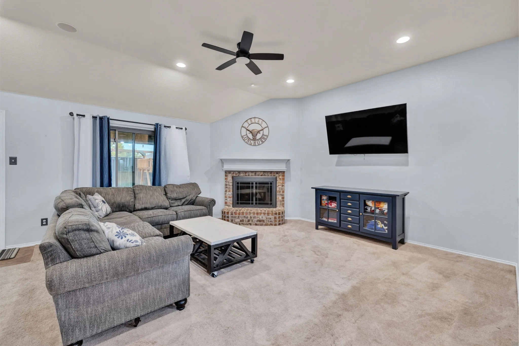 Single Family Residence For Sale in Denton County , 317 Benton Drive, Roanoke, Texas 76262, 4 Bedroom, 3 Bathroom, 2 Garage spaces, 2,788 Sqft, built in 2001, mls#21366004, Real Estate Agent in Roanoke, Homes For Sale in Denton county, Homes For Sale in Roanoke, Realtor in Roanoke Texas, Real Estate Brokerage Independent Realty Texas, Luminita Cordes Realtor