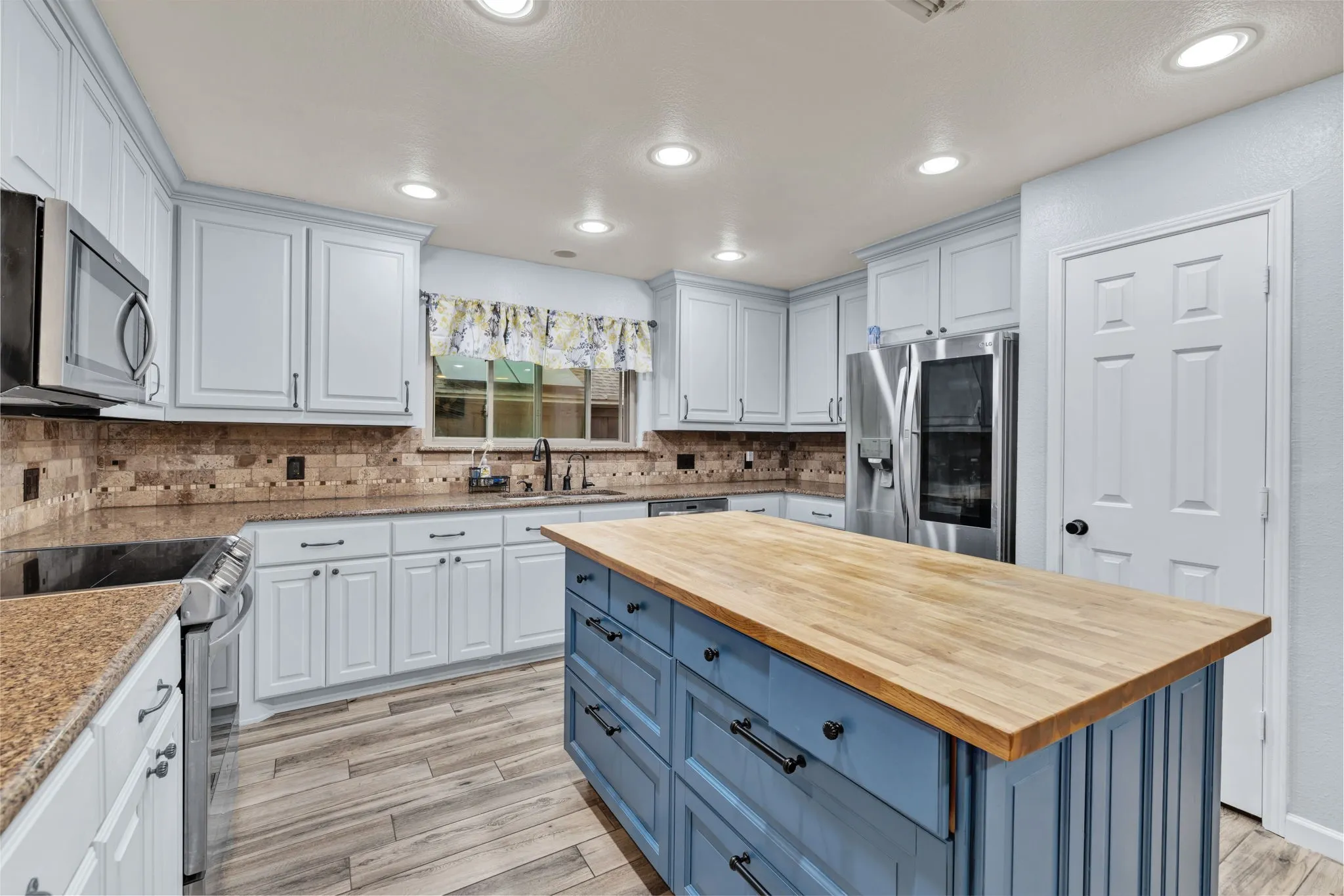 Single Family Residence For Sale in Denton County , 317 Benton Drive, Roanoke, Texas 76262, 4 Bedroom, 3 Bathroom, 2 Garage spaces, 2,788 Sqft, built in 2001, mls#21366004, Real Estate Agent in Roanoke, Homes For Sale in Denton county, Homes For Sale in Roanoke, Realtor in Roanoke Texas, Real Estate Brokerage Independent Realty Texas, Luminita Cordes Realtor