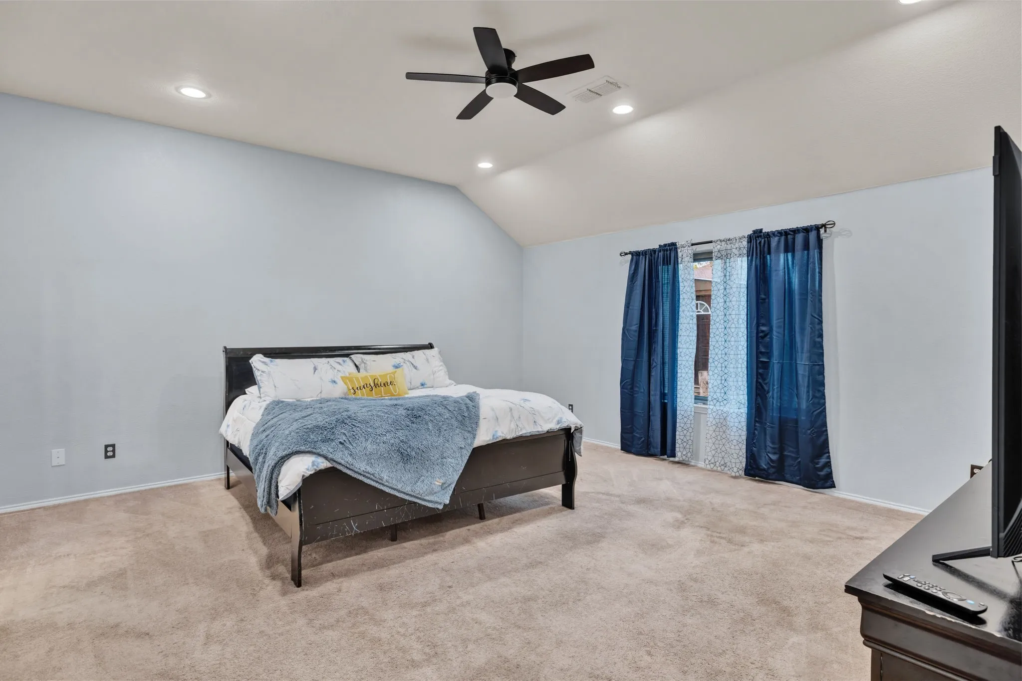 Single Family Residence For Sale in Denton County , 317 Benton Drive, Roanoke, Texas 76262, 4 Bedroom, 3 Bathroom, 2 Garage spaces, 2,788 Sqft, built in 2001, mls#21366004, Real Estate Agent in Roanoke, Homes For Sale in Denton county, Homes For Sale in Roanoke, Realtor in Roanoke Texas, Real Estate Brokerage Independent Realty Texas, Luminita Cordes Realtor