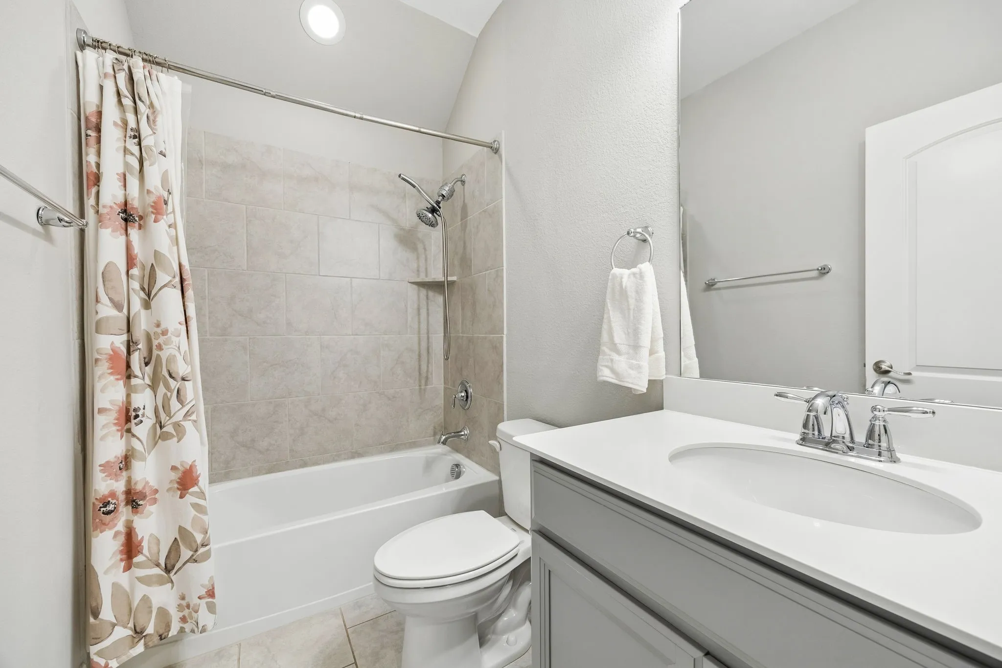 Upstairs Full Bathroom
