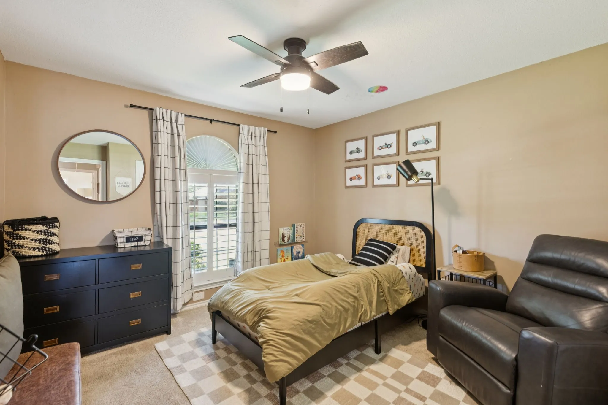 Ceiling fan with integrated lighting