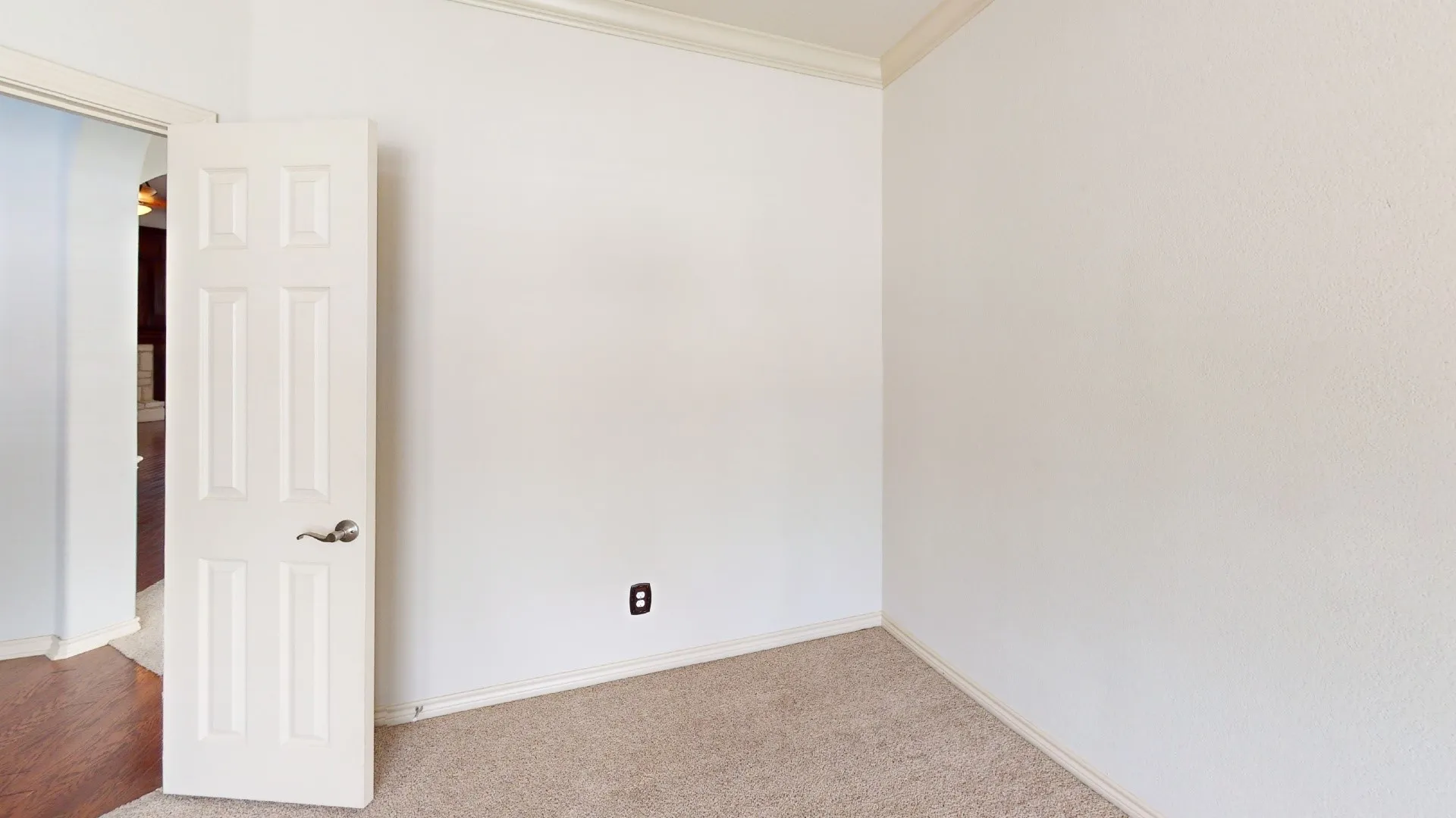 Neutral wall finish with crown molding