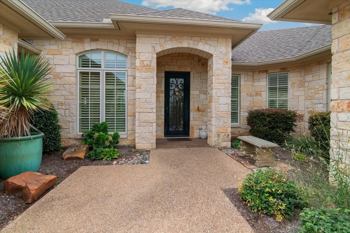 Single Family Residence For Sale in Mc Lennan County , 1608 Ridgewood Drive, Waco, Texas 76710, 3 Bedroom, 4 Bathroom, 2 Garage spaces, 3,043 Sqft, built in 2012, mls#21366053, Real Estate Agent in Waco, Homes For Sale in Mc Lennan county, Homes For Sale in Waco, Realtor in Waco Texas, Real Estate Brokerage Independent Realty Texas, Luminita Cordes Realtor