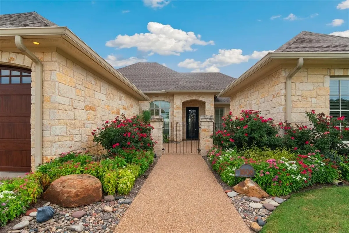 Single Family Residence For Sale in Mc Lennan County , 1608 Ridgewood Drive, Waco, Texas 76710, 3 Bedroom, 4 Bathroom, 2 Garage spaces, 3,043 Sqft, built in 2012, mls#21366053, Real Estate Agent in Waco, Homes For Sale in Mc Lennan county, Homes For Sale in Waco, Realtor in Waco Texas, Real Estate Brokerage Independent Realty Texas, Luminita Cordes Realtor