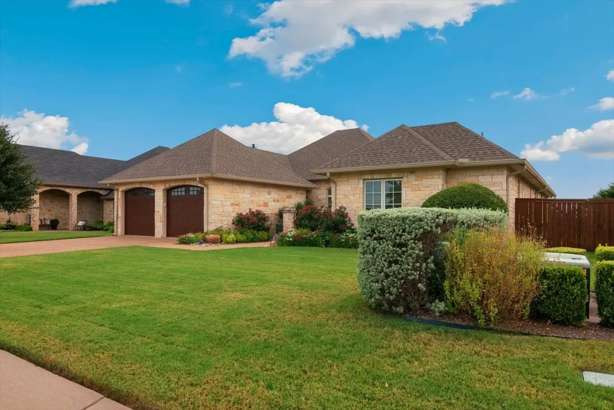 Single Family Residence For Sale in Mc Lennan County , 1608 Ridgewood Drive, Waco, Texas 76710, 3 Bedroom, 4 Bathroom, 2 Garage spaces, 3,043 Sqft, built in 2012, mls#21366053, Real Estate Agent in Waco, Homes For Sale in Mc Lennan county, Homes For Sale in Waco, Realtor in Waco Texas, Real Estate Brokerage Independent Realty Texas, Luminita Cordes Realtor