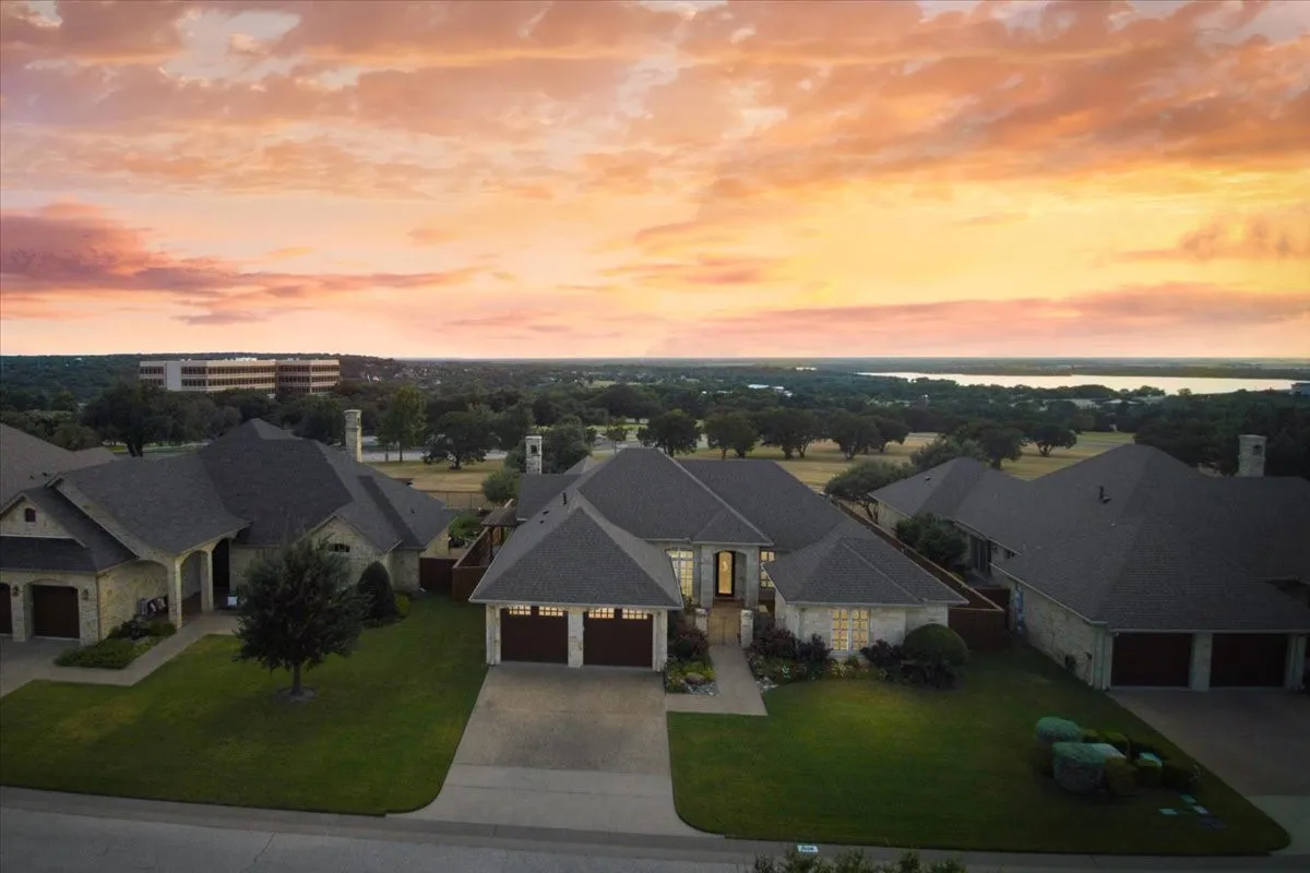 Single Family Residence For Sale in Mc Lennan County , 1608 Ridgewood Drive, Waco, Texas 76710, 3 Bedroom, 4 Bathroom, 2 Garage spaces, 3,043 Sqft, built in 2012, mls#21366053, Real Estate Agent in Waco, Homes For Sale in Mc Lennan county, Homes For Sale in Waco, Realtor in Waco Texas, Real Estate Brokerage Independent Realty Texas, Luminita Cordes Realtor