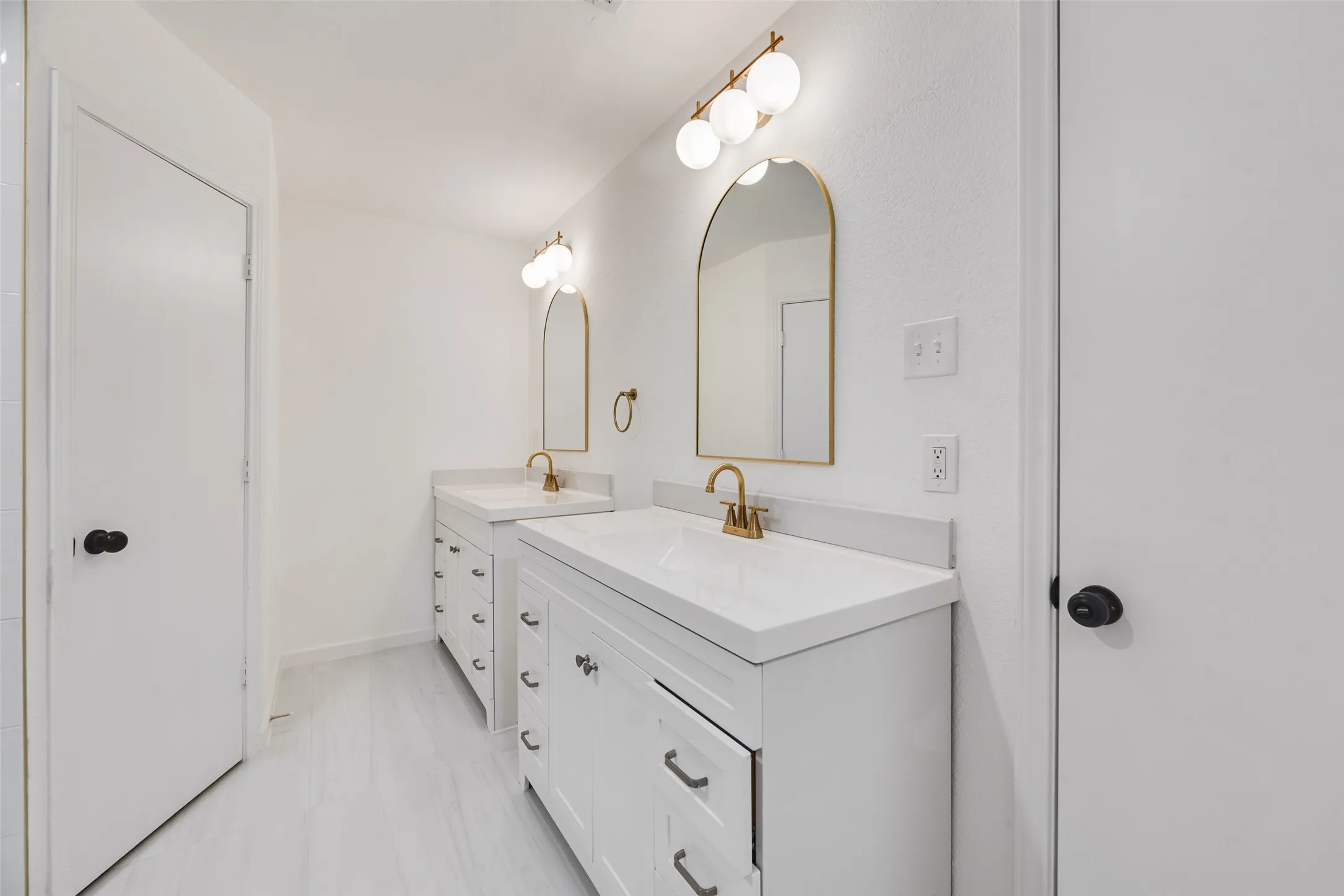 Single Family Residence For Sale in Tarrant County , 3500 Raynorwood Court, Arlington, Texas 76015, 3 Bedroom, 2 Bathroom, Garage spaces, 1,820 Sqft, built in 1980, mls#21362645, Real Estate Agent in Arlington, Homes For Sale in Tarrant county, Homes For Sale in Arlington, Realtor in Arlington Texas, Real Estate Brokerage Independent Realty Texas, Luminita Cordes Realtor