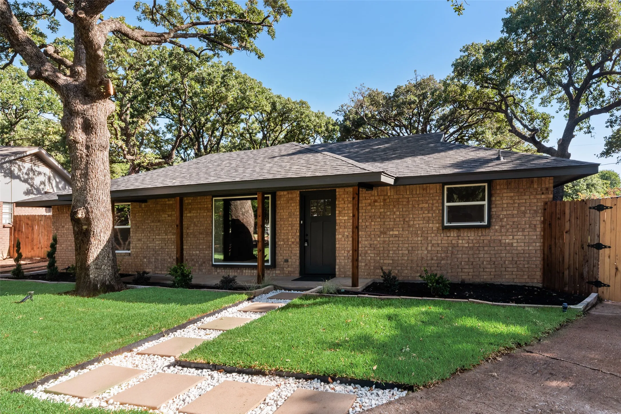 Single Family Residence For Sale in Tarrant County , 3500 Raynorwood Court, Arlington, Texas 76015, 3 Bedroom, 2 Bathroom, Garage spaces, 1,820 Sqft, built in 1980, mls#21362645, Real Estate Agent in Arlington, Homes For Sale in Tarrant county, Homes For Sale in Arlington, Realtor in Arlington Texas, Real Estate Brokerage Independent Realty Texas, Luminita Cordes Realtor