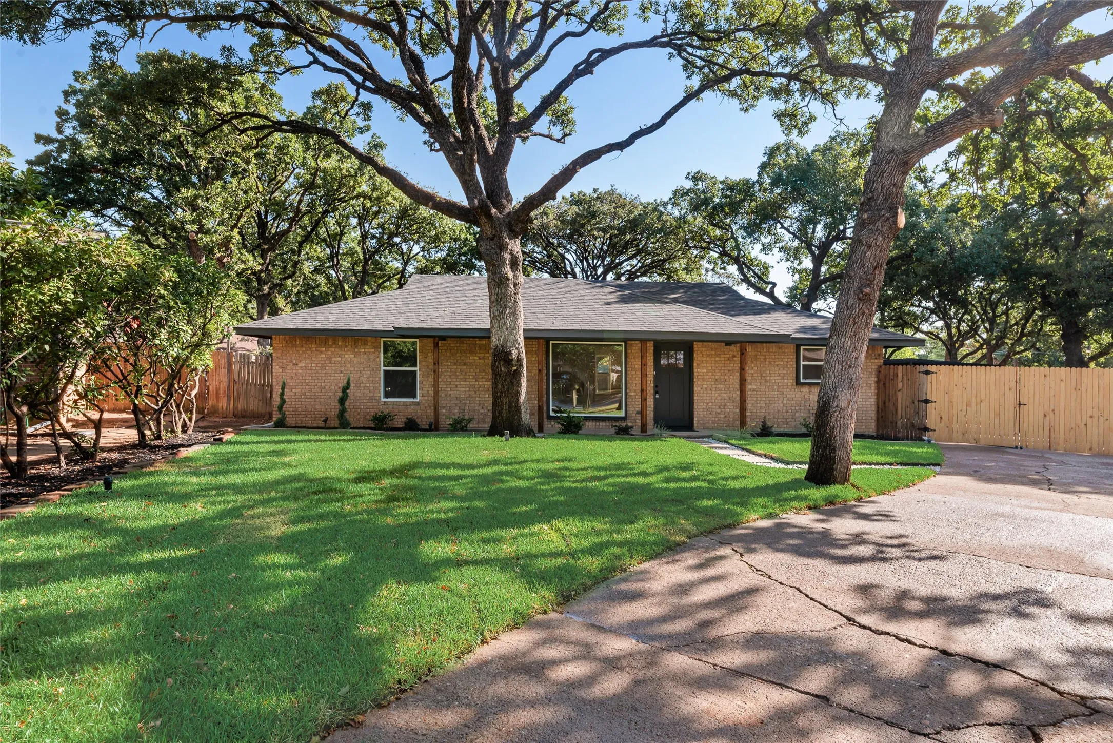 Single Family Residence For Sale in Tarrant County , 3500 Raynorwood Court, Arlington, Texas 76015, 3 Bedroom, 2 Bathroom, Garage spaces, 1,820 Sqft, built in 1980, mls#21362645, Real Estate Agent in Arlington, Homes For Sale in Tarrant county, Homes For Sale in Arlington, Realtor in Arlington Texas, Real Estate Brokerage Independent Realty Texas, Luminita Cordes Realtor