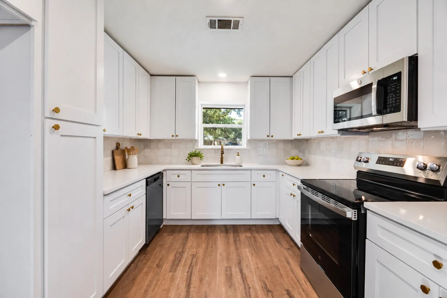 Single Family Residence For Sale in Tarrant County , 3500 Raynorwood Court, Arlington, Texas 76015, 3 Bedroom, 2 Bathroom, Garage spaces, 1,820 Sqft, built in 1980, mls#21362645, Real Estate Agent in Arlington, Homes For Sale in Tarrant county, Homes For Sale in Arlington, Realtor in Arlington Texas, Real Estate Brokerage Independent Realty Texas, Luminita Cordes Realtor