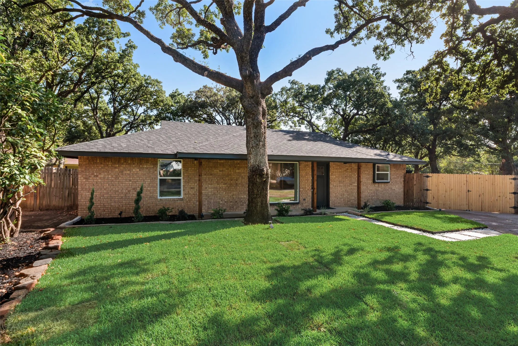 Single Family Residence For Sale in Tarrant County , 3500 Raynorwood Court, Arlington, Texas 76015, 3 Bedroom, 2 Bathroom, Garage spaces, 1,820 Sqft, built in 1980, mls#21362645, Real Estate Agent in Arlington, Homes For Sale in Tarrant county, Homes For Sale in Arlington, Realtor in Arlington Texas, Real Estate Brokerage Independent Realty Texas, Luminita Cordes Realtor