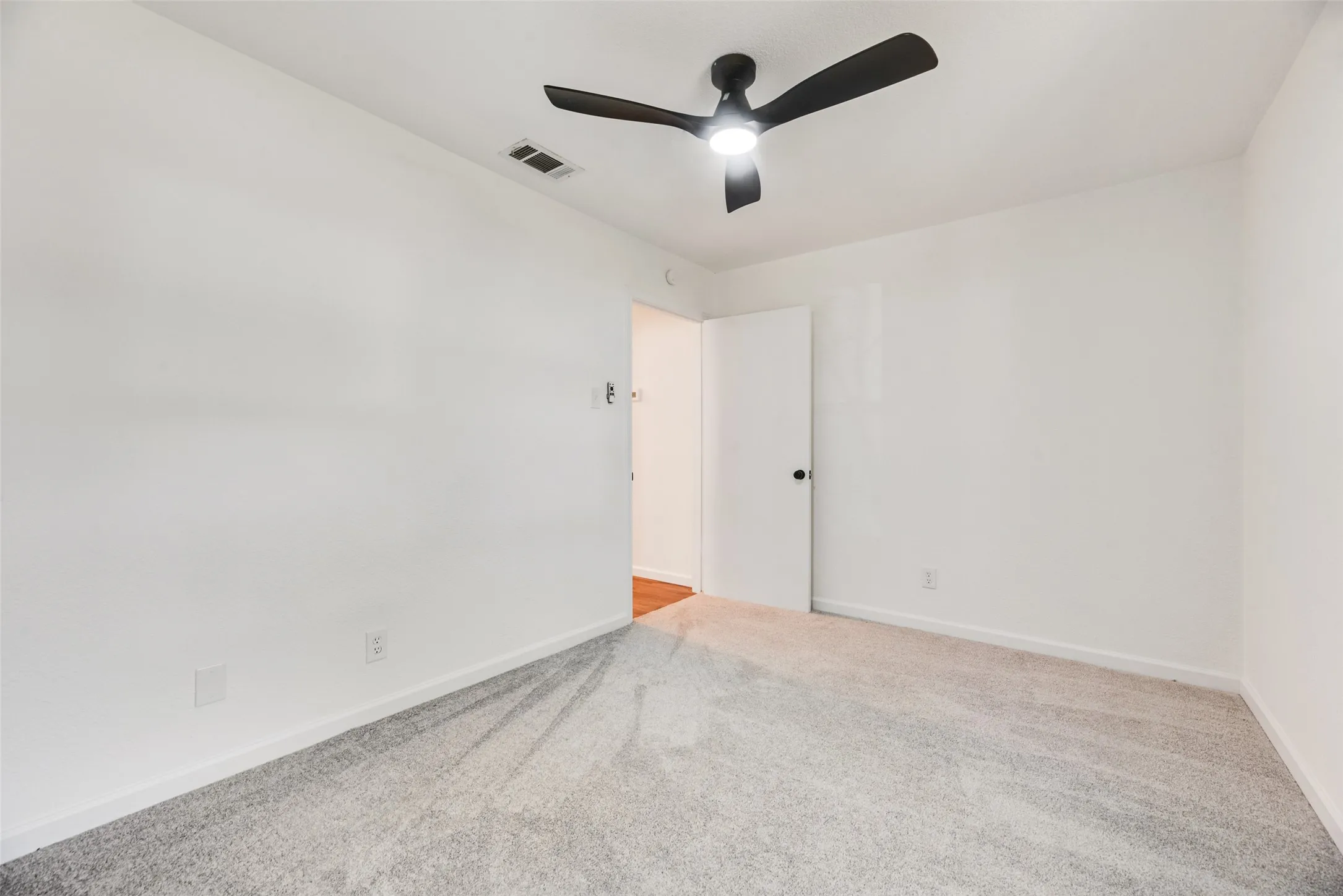 Single Family Residence For Sale in Tarrant County , 3500 Raynorwood Court, Arlington, Texas 76015, 3 Bedroom, 2 Bathroom, Garage spaces, 1,820 Sqft, built in 1980, mls#21362645, Real Estate Agent in Arlington, Homes For Sale in Tarrant county, Homes For Sale in Arlington, Realtor in Arlington Texas, Real Estate Brokerage Independent Realty Texas, Luminita Cordes Realtor
