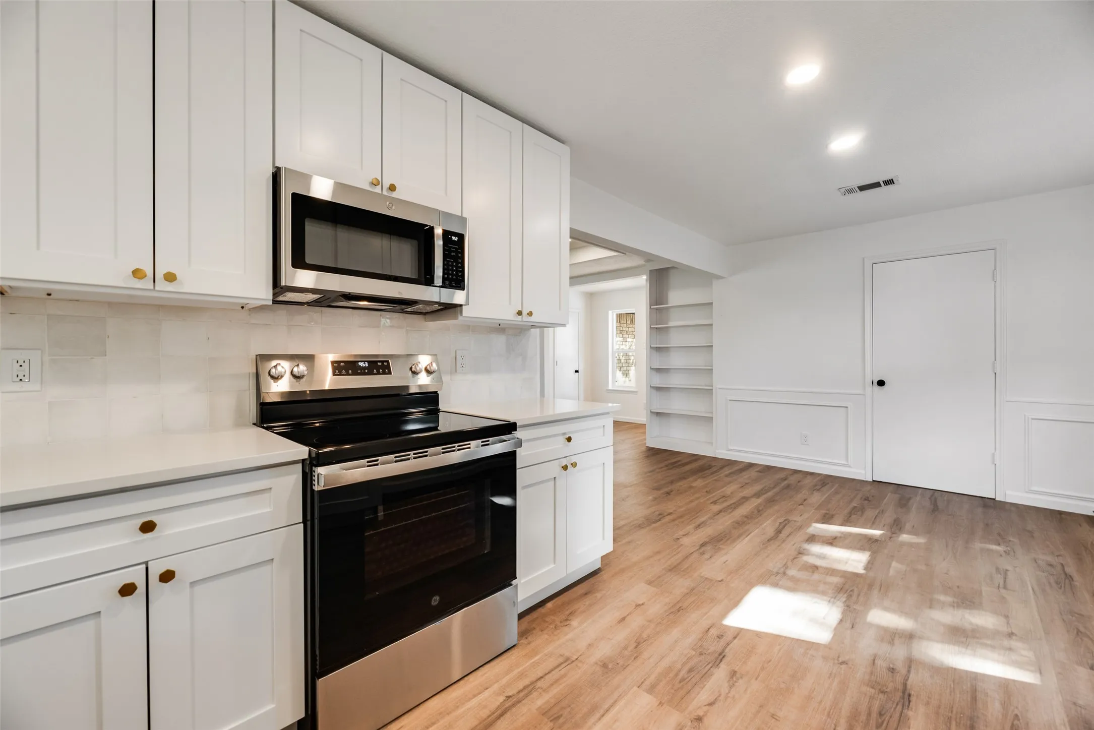 Single Family Residence For Sale in Tarrant County , 3500 Raynorwood Court, Arlington, Texas 76015, 3 Bedroom, 2 Bathroom, Garage spaces, 1,820 Sqft, built in 1980, mls#21362645, Real Estate Agent in Arlington, Homes For Sale in Tarrant county, Homes For Sale in Arlington, Realtor in Arlington Texas, Real Estate Brokerage Independent Realty Texas, Luminita Cordes Realtor