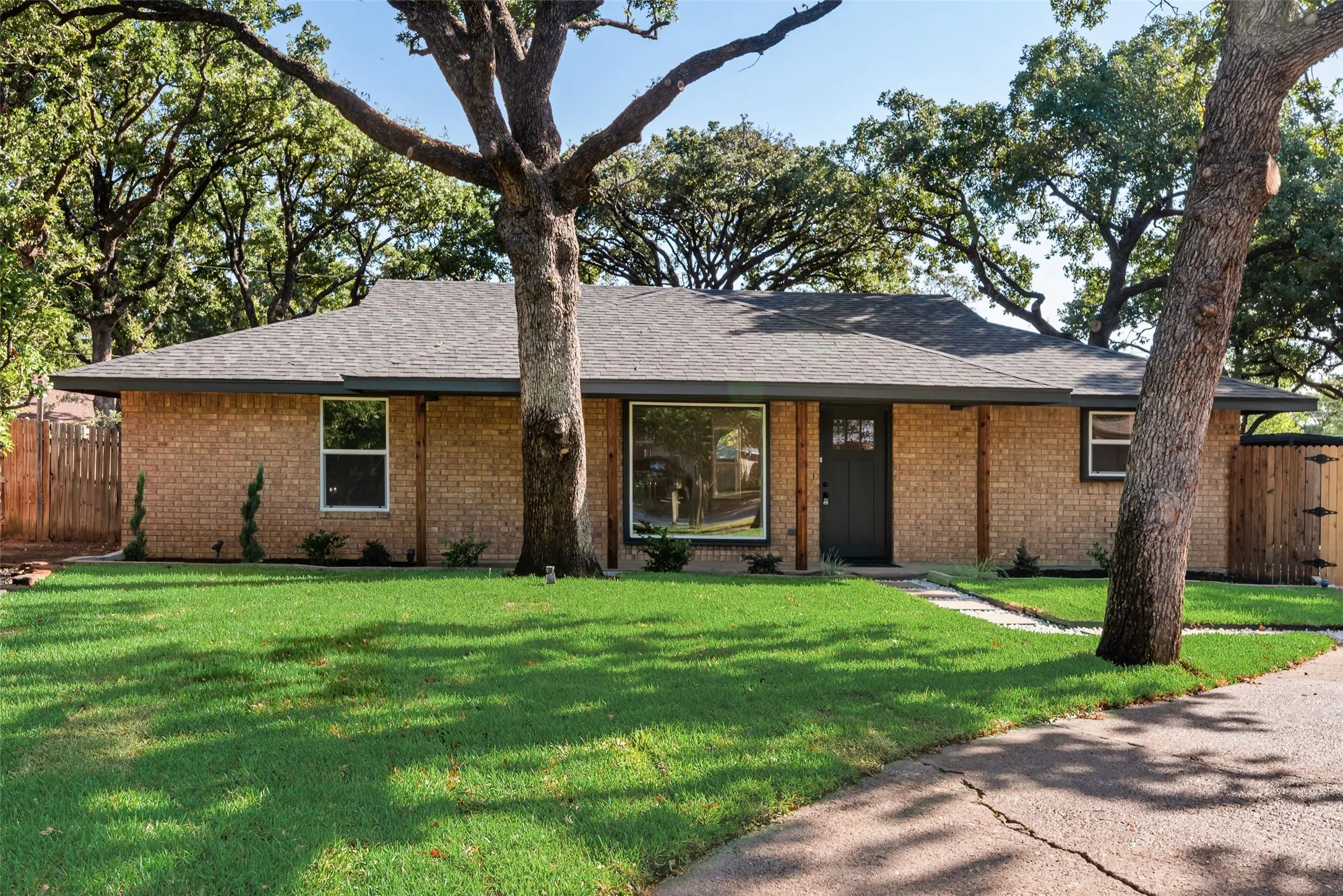 Single Family Residence For Sale in Tarrant County , 3500 Raynorwood Court, Arlington, Texas 76015, 3 Bedroom, 2 Bathroom, Garage spaces, 1,820 Sqft, built in 1980, mls#21362645, Real Estate Agent in Arlington, Homes For Sale in Tarrant county, Homes For Sale in Arlington, Realtor in Arlington Texas, Real Estate Brokerage Independent Realty Texas, Luminita Cordes Realtor