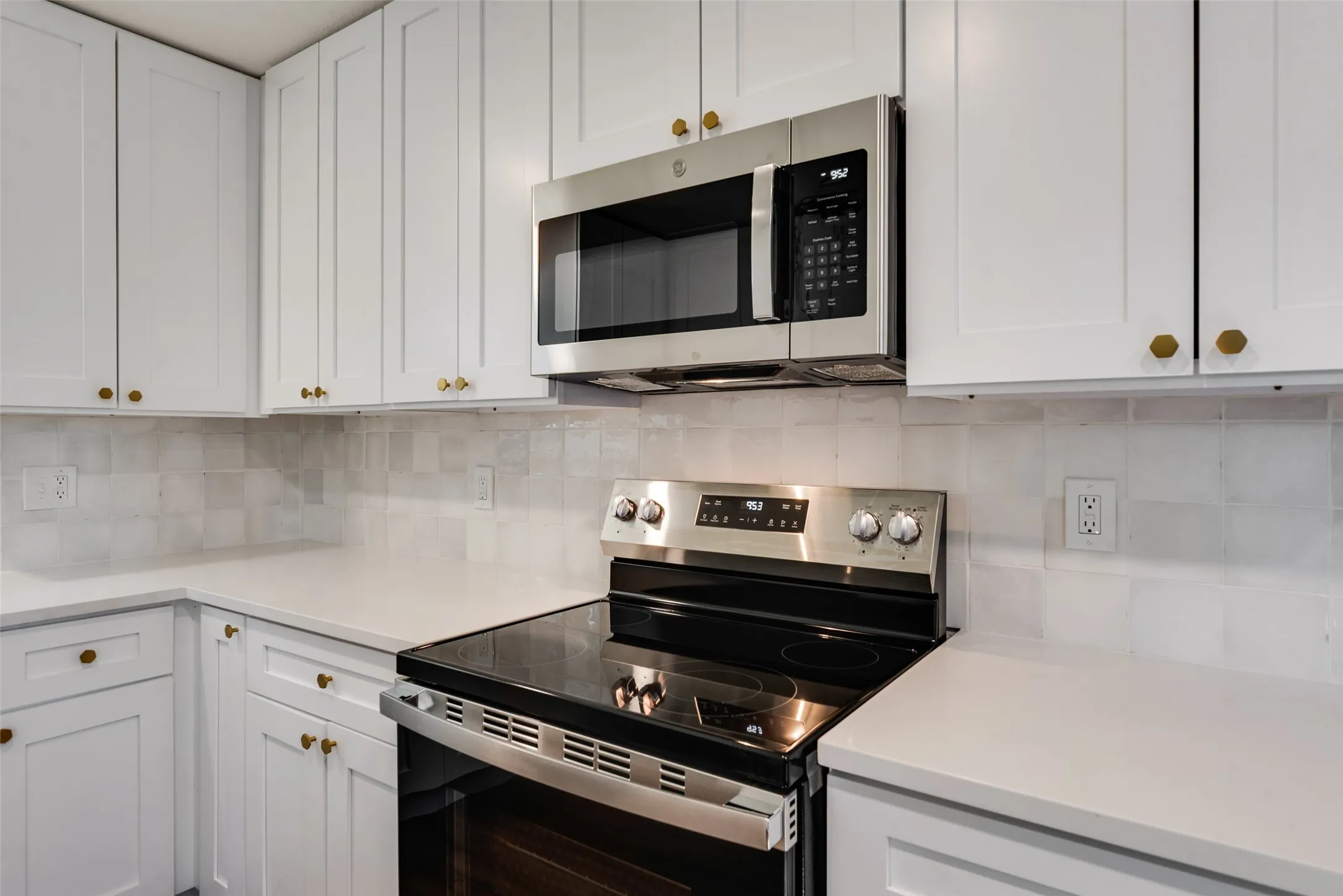 Single Family Residence For Sale in Tarrant County , 3500 Raynorwood Court, Arlington, Texas 76015, 3 Bedroom, 2 Bathroom, Garage spaces, 1,820 Sqft, built in 1980, mls#21362645, Real Estate Agent in Arlington, Homes For Sale in Tarrant county, Homes For Sale in Arlington, Realtor in Arlington Texas, Real Estate Brokerage Independent Realty Texas, Luminita Cordes Realtor