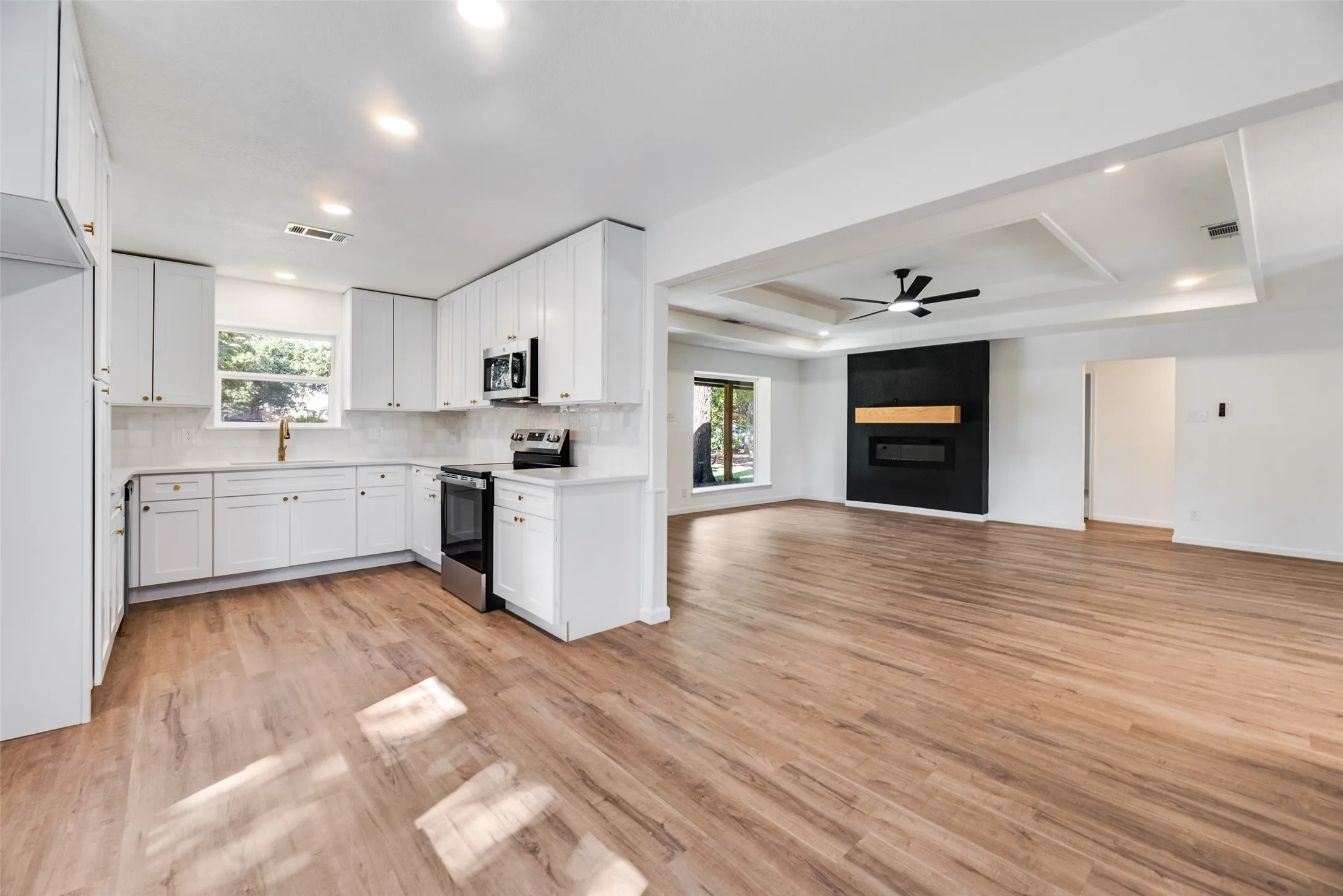 Single Family Residence For Sale in Tarrant County , 3500 Raynorwood Court, Arlington, Texas 76015, 3 Bedroom, 2 Bathroom, Garage spaces, 1,820 Sqft, built in 1980, mls#21362645, Real Estate Agent in Arlington, Homes For Sale in Tarrant county, Homes For Sale in Arlington, Realtor in Arlington Texas, Real Estate Brokerage Independent Realty Texas, Luminita Cordes Realtor
