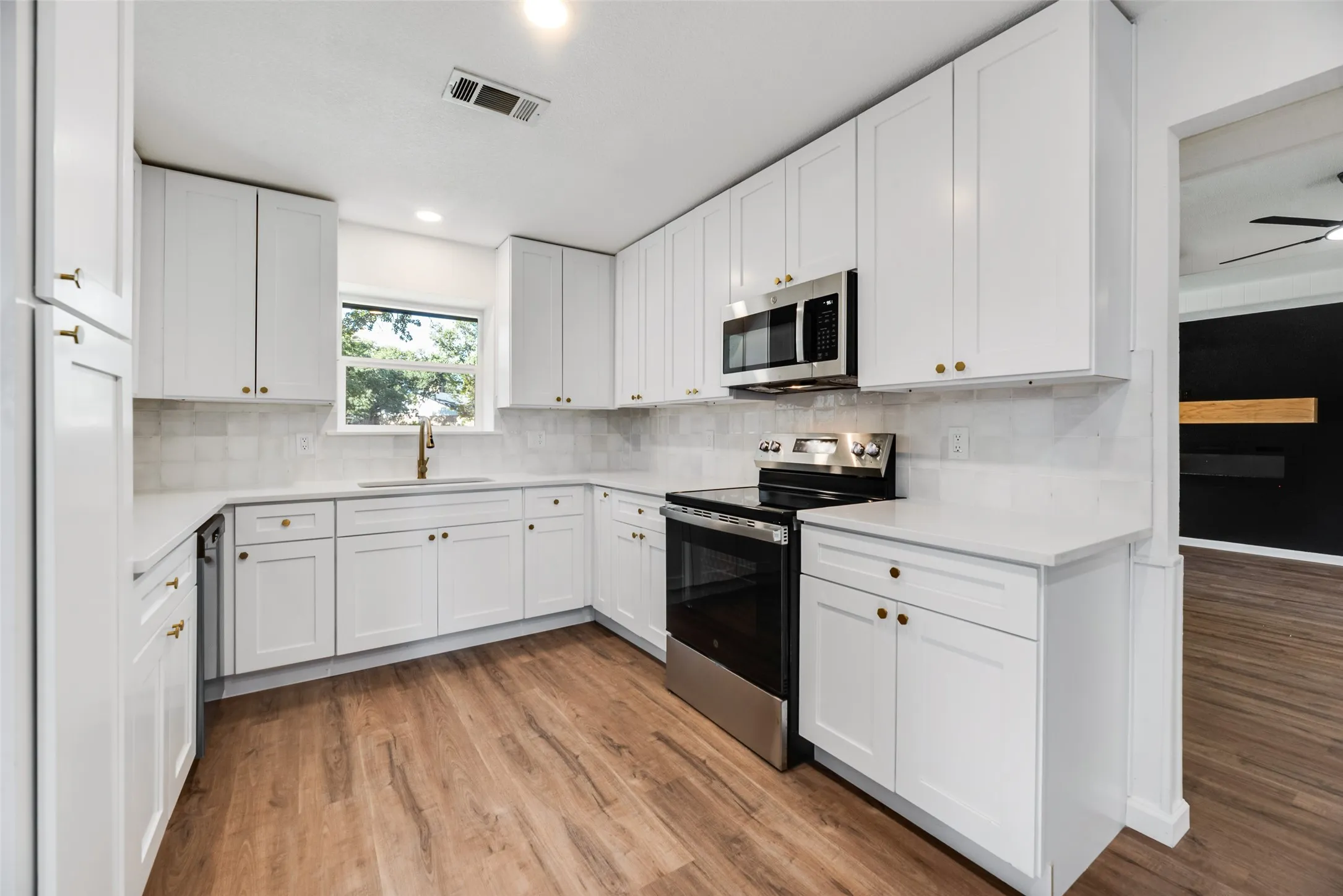 Single Family Residence For Sale in Tarrant County , 3500 Raynorwood Court, Arlington, Texas 76015, 3 Bedroom, 2 Bathroom, Garage spaces, 1,820 Sqft, built in 1980, mls#21362645, Real Estate Agent in Arlington, Homes For Sale in Tarrant county, Homes For Sale in Arlington, Realtor in Arlington Texas, Real Estate Brokerage Independent Realty Texas, Luminita Cordes Realtor