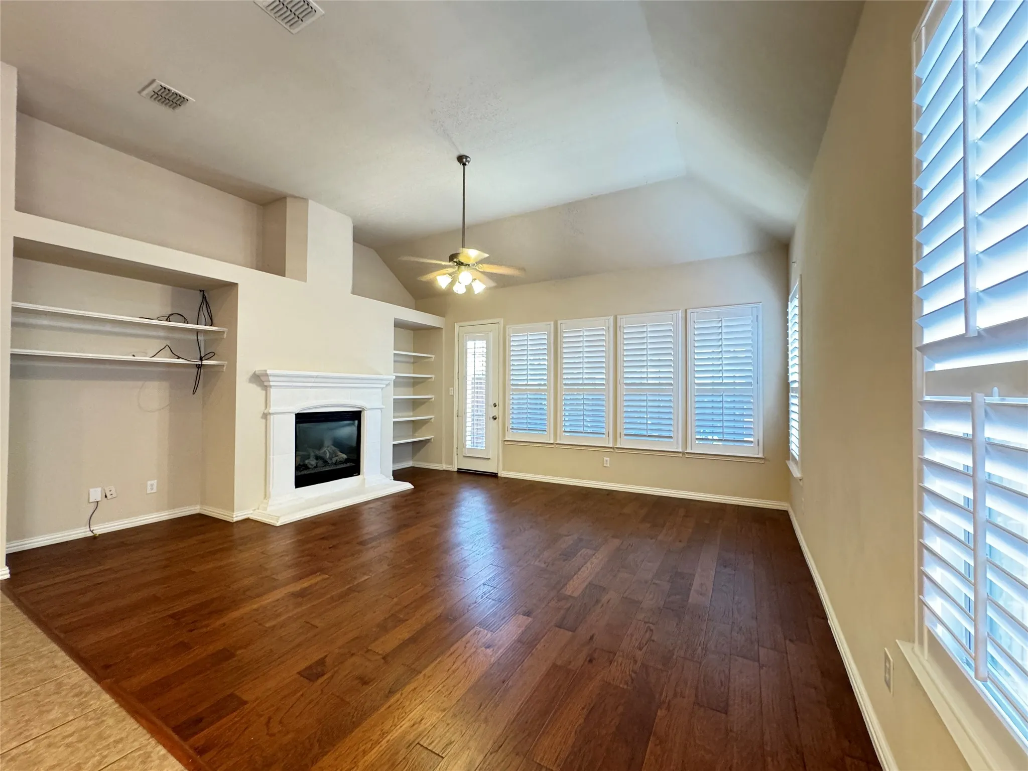 Single Family Residence For Rent in Collin County , 14620 Falling Leaf Drive, Frisco, Texas 75035, 3 Bedroom, 2 Bathroom, 2 Garage spaces, 2,330 Sqft, built in 2004, mls#21356692, Real Estate Agent in Frisco, Homes For Rent in Collin county, Homes For Rent in Frisco, Realtor in Frisco Texas, Real Estate Brokerage Independent Realty Texas, Luminita Cordes Realtor