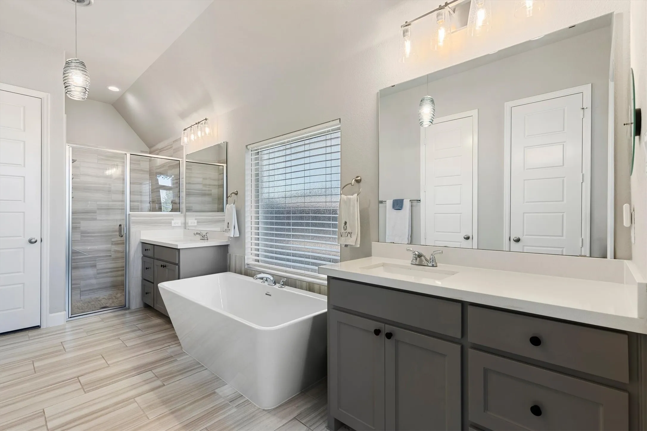 Single Family Residence For Sale in Ellis County , 2825 Shane Drive, Midlothian, Texas 76065, 4 Bedroom, 4 Bathroom, 3 Garage spaces, 3,306 Sqft, built in 2022, mls#21362105, Real Estate Agent in Midlothian, Homes For Sale in Ellis county, Homes For Sale in Midlothian, Realtor in Midlothian Texas, Real Estate Brokerage Independent Realty Texas, Luminita Cordes Realtor