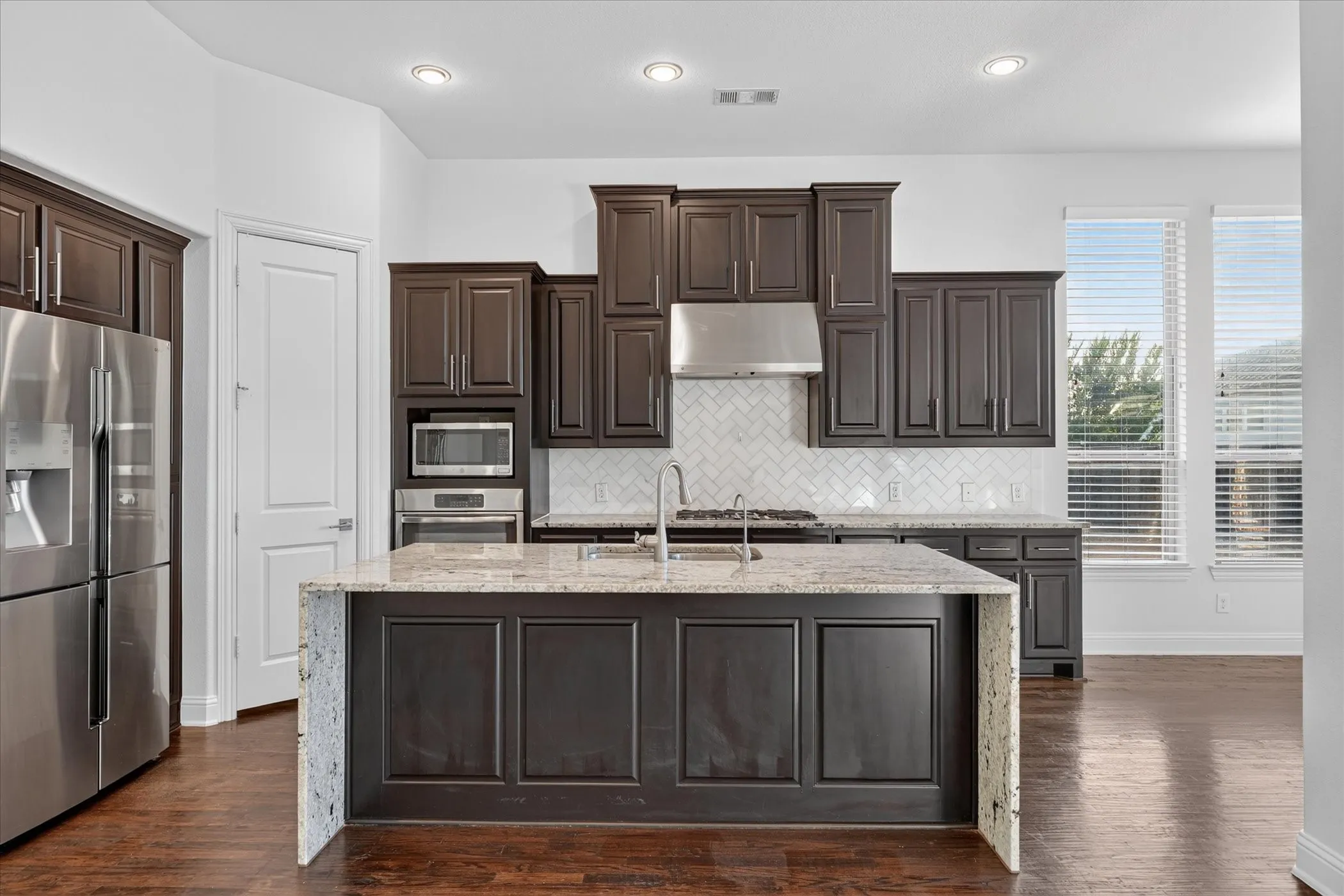 Single Family Residence For Rent in Dallas County , 7220 Notre Dame Drive, Irving, Texas 75063, 4 Bedroom, 3 Bathroom, 2 Garage spaces, 3,050 Sqft, built in 2015, mls#21366087, Real Estate Agent in Irving, Homes For Rent in Dallas county, Homes For Rent in Irving, Realtor in Irving Texas, Real Estate Brokerage Independent Realty Texas, Luminita Cordes Realtor