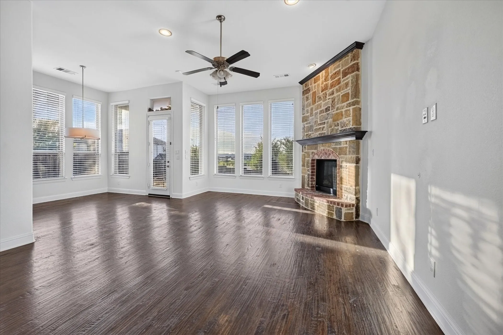 Single Family Residence For Rent in Dallas County , 7220 Notre Dame Drive, Irving, Texas 75063, 4 Bedroom, 3 Bathroom, 2 Garage spaces, 3,050 Sqft, built in 2015, mls#21366087, Real Estate Agent in Irving, Homes For Rent in Dallas county, Homes For Rent in Irving, Realtor in Irving Texas, Real Estate Brokerage Independent Realty Texas, Luminita Cordes Realtor