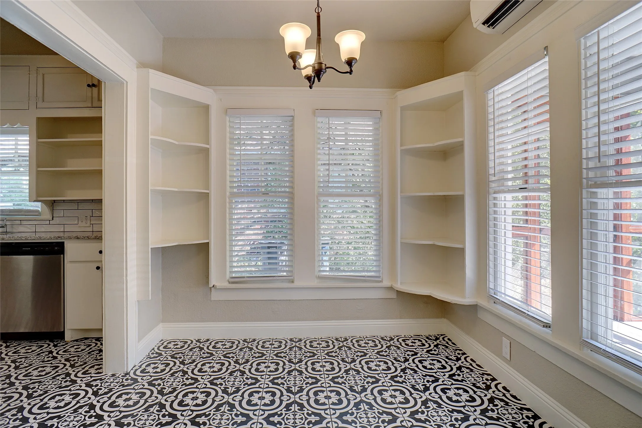 Quadruplex For Sale in Tarrant County , 1511 Clover Lane, Fort Worth, Texas 76107, 5 Bedroom, 5 Bathroom, 1 Garage spaces, 0 Sqft, built in 1933, Price $749,000, mls#21366007, Real Estate Agent in Fort Worth, Homes For Sale in Tarrant county, Homes For Sale in Fort Worth, Realtor in Fort Worth Texas, Real Estate Brokerage Independent Realty Texas, Luminita Cordes Realtor