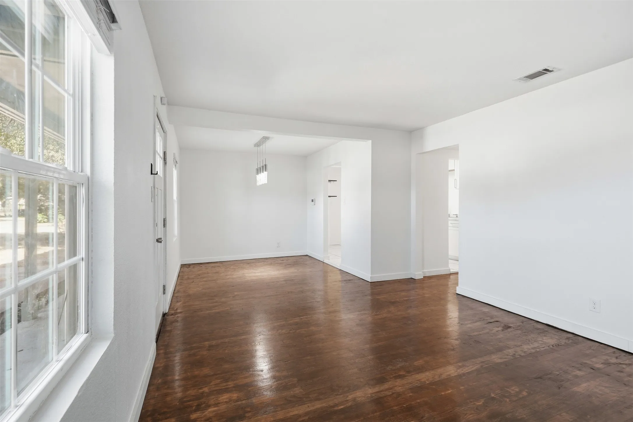 Single Family Residence For Sale in Tarrant County , 5797 6th Avenue, Fort Worth, Texas 76134, 3 Bedroom, 1 Bathroom, Garage spaces, 1,088 Sqft, built in 1955, mls#21366052, Real Estate Agent in Fort Worth, Homes For Sale in Tarrant county, Homes For Sale in Fort Worth, Realtor in Fort Worth Texas, Real Estate Brokerage Independent Realty Texas, Luminita Cordes Realtor