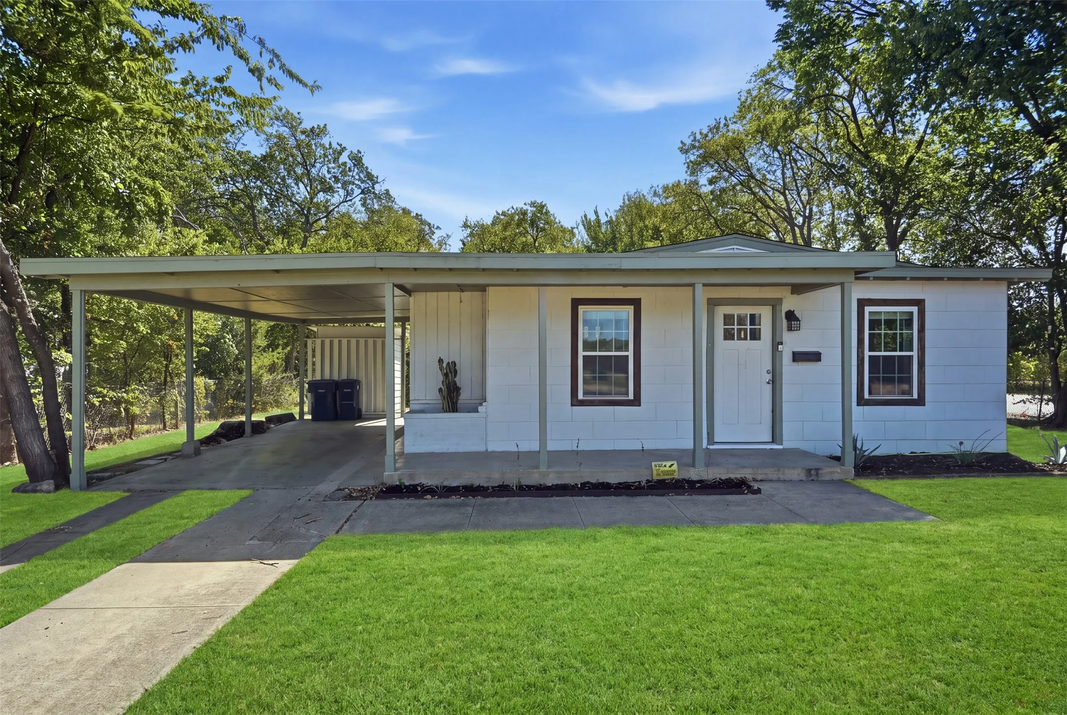 Single Family Residence For Sale in Tarrant County , 5797 6th Avenue, Fort Worth, Texas 76134, 3 Bedroom, 1 Bathroom, Garage spaces, 1,088 Sqft, built in 1955, mls#21366052, Real Estate Agent in Fort Worth, Homes For Sale in Tarrant county, Homes For Sale in Fort Worth, Realtor in Fort Worth Texas, Real Estate Brokerage Independent Realty Texas, Luminita Cordes Realtor