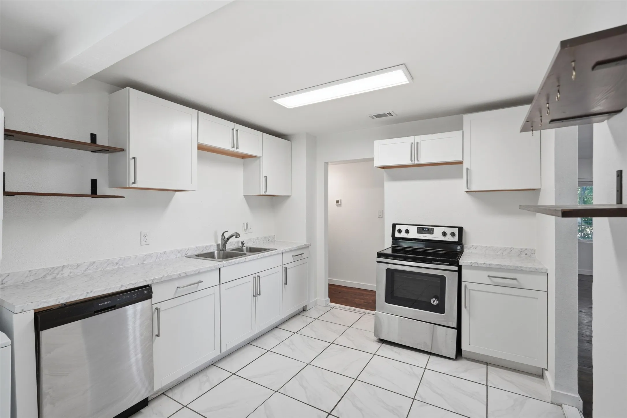 Single Family Residence For Sale in Tarrant County , 5797 6th Avenue, Fort Worth, Texas 76134, 3 Bedroom, 1 Bathroom, Garage spaces, 1,088 Sqft, built in 1955, mls#21366052, Real Estate Agent in Fort Worth, Homes For Sale in Tarrant county, Homes For Sale in Fort Worth, Realtor in Fort Worth Texas, Real Estate Brokerage Independent Realty Texas, Luminita Cordes Realtor