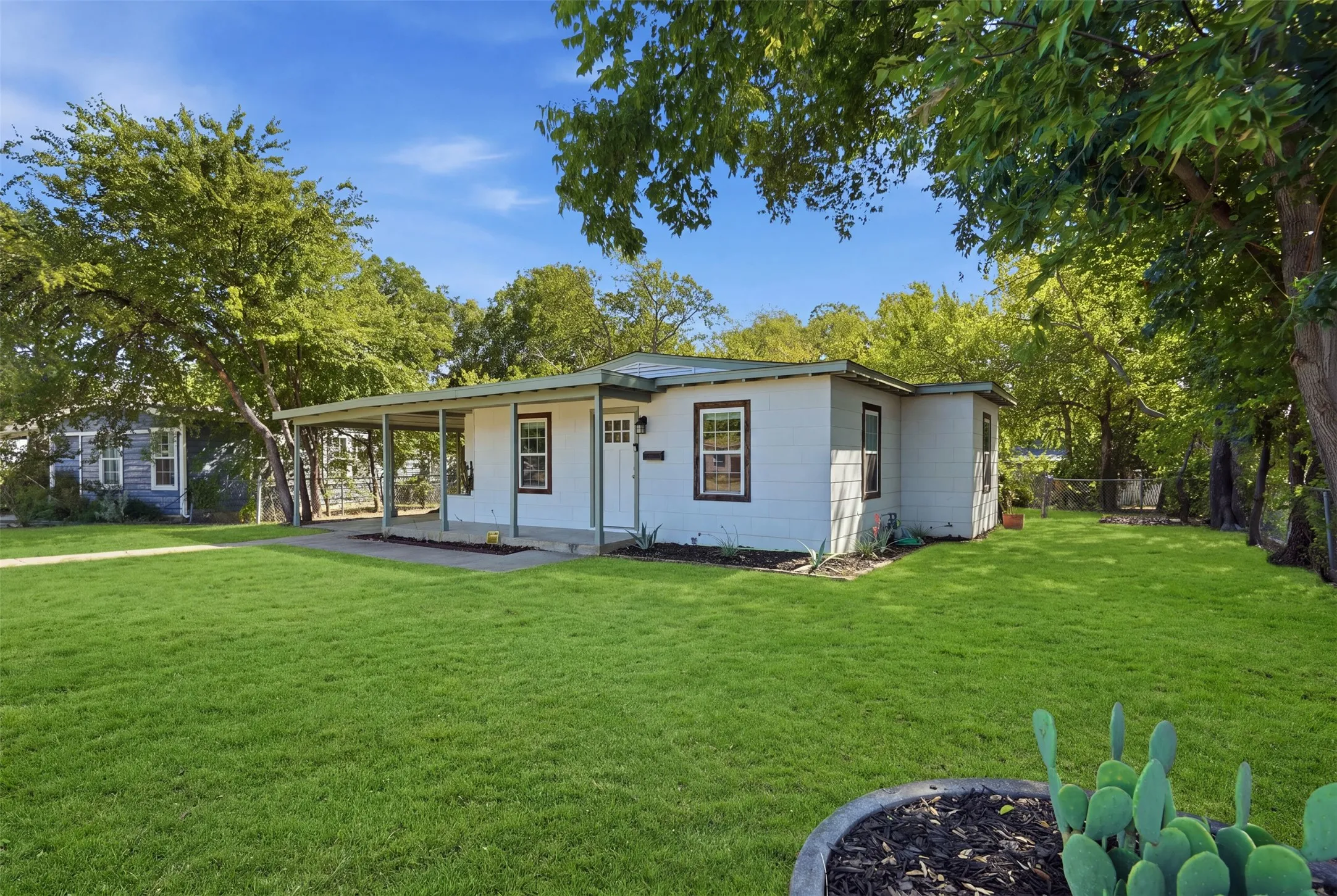 Single Family Residence For Sale in Tarrant County , 5797 6th Avenue, Fort Worth, Texas 76134, 3 Bedroom, 1 Bathroom, Garage spaces, 1,088 Sqft, built in 1955, mls#21366052, Real Estate Agent in Fort Worth, Homes For Sale in Tarrant county, Homes For Sale in Fort Worth, Realtor in Fort Worth Texas, Real Estate Brokerage Independent Realty Texas, Luminita Cordes Realtor