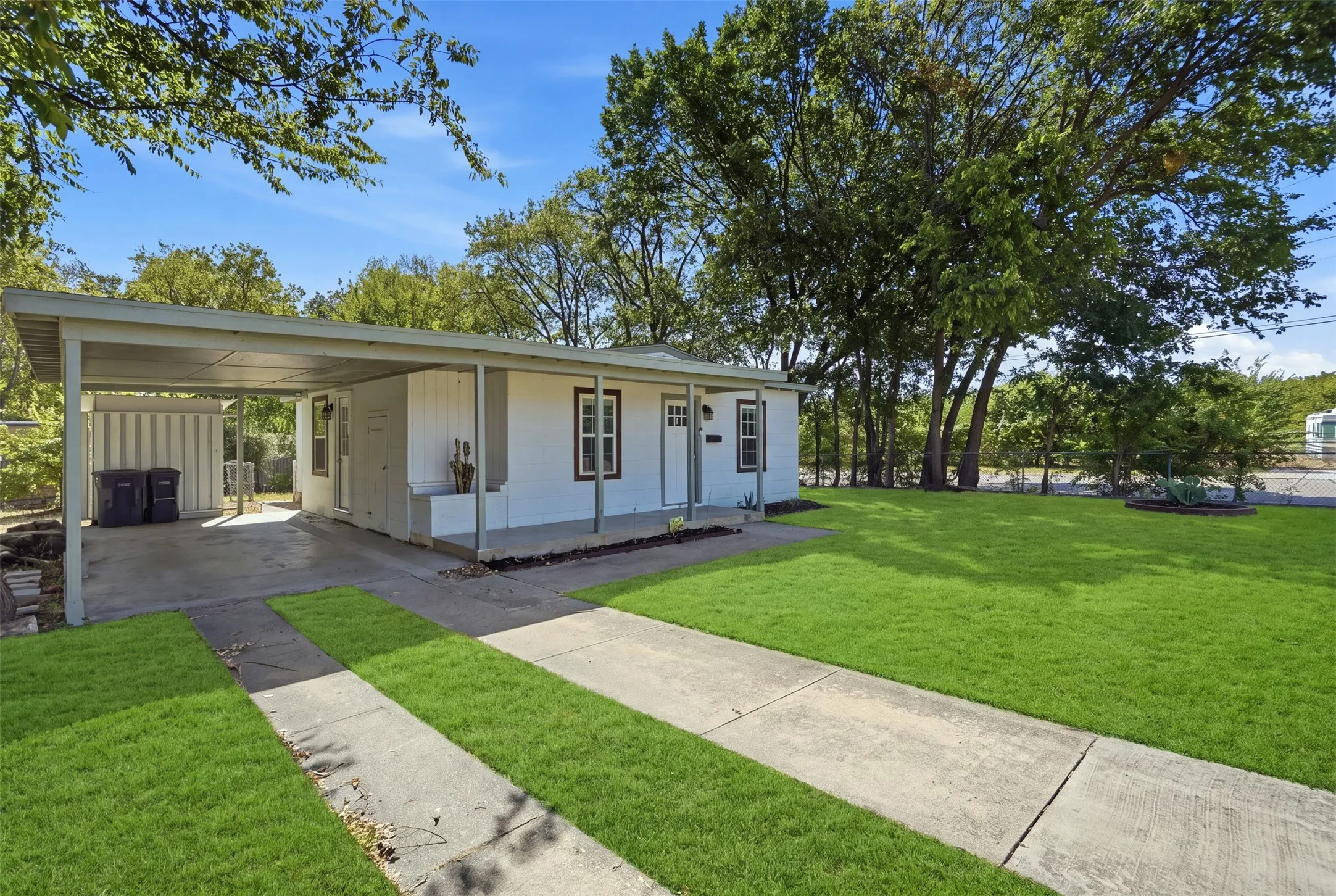 Single Family Residence For Sale in Tarrant County , 5797 6th Avenue, Fort Worth, Texas 76134, 3 Bedroom, 1 Bathroom, Garage spaces, 1,088 Sqft, built in 1955, mls#21366052, Real Estate Agent in Fort Worth, Homes For Sale in Tarrant county, Homes For Sale in Fort Worth, Realtor in Fort Worth Texas, Real Estate Brokerage Independent Realty Texas, Luminita Cordes Realtor