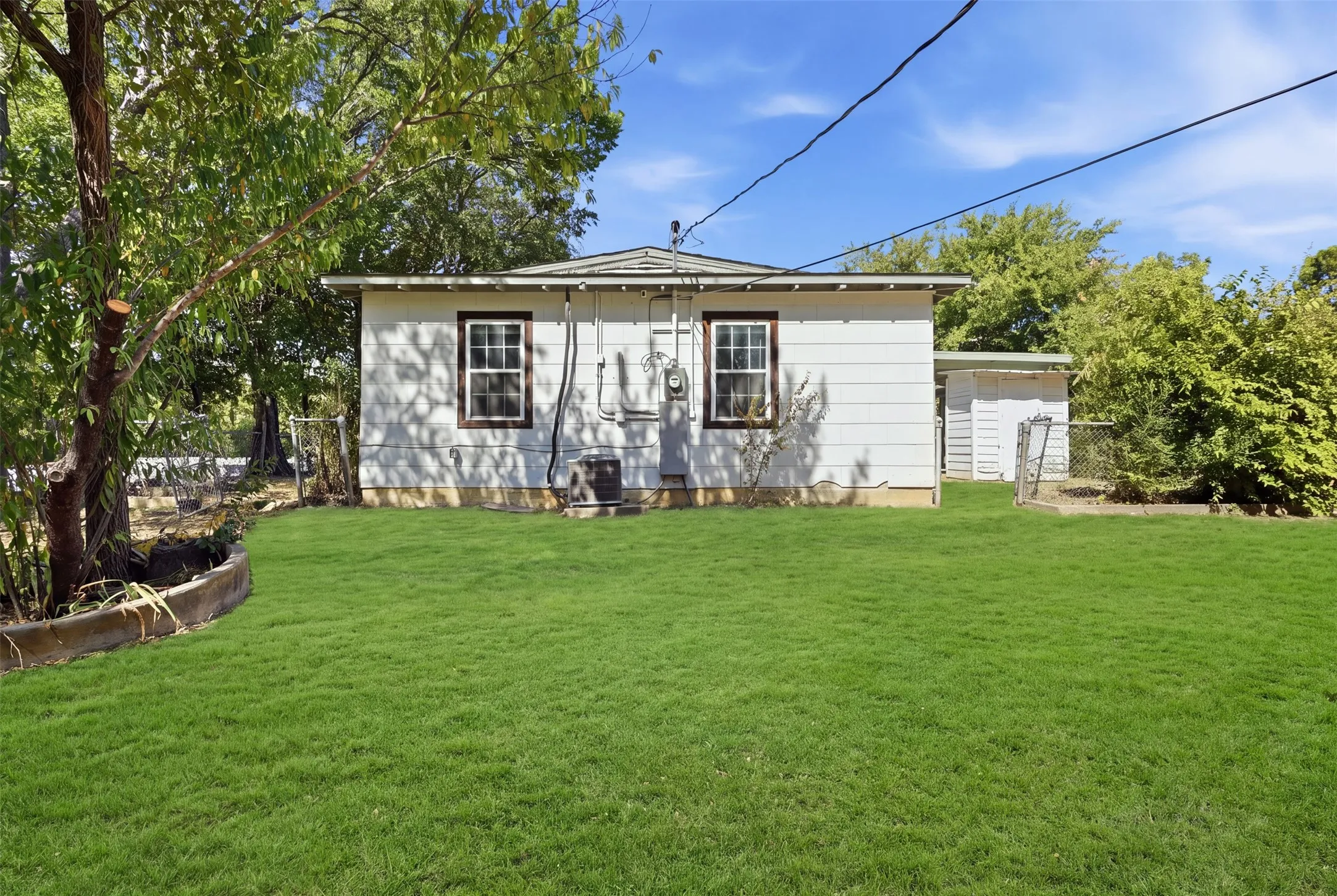 Single Family Residence For Sale in Tarrant County , 5797 6th Avenue, Fort Worth, Texas 76134, 3 Bedroom, 1 Bathroom, Garage spaces, 1,088 Sqft, built in 1955, mls#21366052, Real Estate Agent in Fort Worth, Homes For Sale in Tarrant county, Homes For Sale in Fort Worth, Realtor in Fort Worth Texas, Real Estate Brokerage Independent Realty Texas, Luminita Cordes Realtor