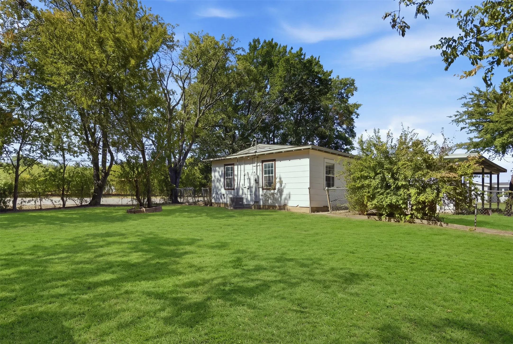 Single Family Residence For Sale in Tarrant County , 5797 6th Avenue, Fort Worth, Texas 76134, 3 Bedroom, 1 Bathroom, Garage spaces, 1,088 Sqft, built in 1955, mls#21366052, Real Estate Agent in Fort Worth, Homes For Sale in Tarrant county, Homes For Sale in Fort Worth, Realtor in Fort Worth Texas, Real Estate Brokerage Independent Realty Texas, Luminita Cordes Realtor