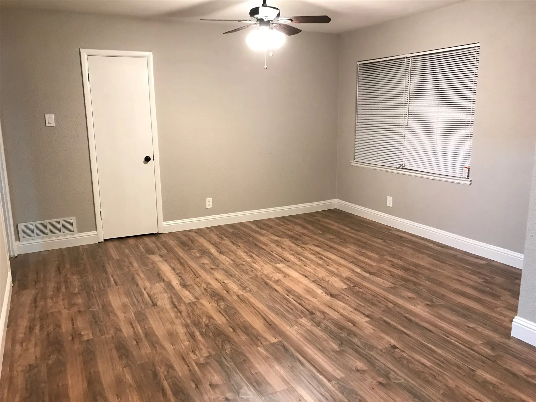 Single Family Residence For Rent in Dallas County , 1502 Dale Place, Irving, Texas 75061, 4 Bedroom, 2 Bathroom, Garage spaces, 1,304 Sqft, built in 1954, Price $2,149, mls#21366096, Real Estate Agent in Irving, Homes For Rent in Dallas county, Homes For Rent in Irving, Realtor in Irving Texas, Real Estate Brokerage Independent Realty Texas, Luminita Cordes Realtor