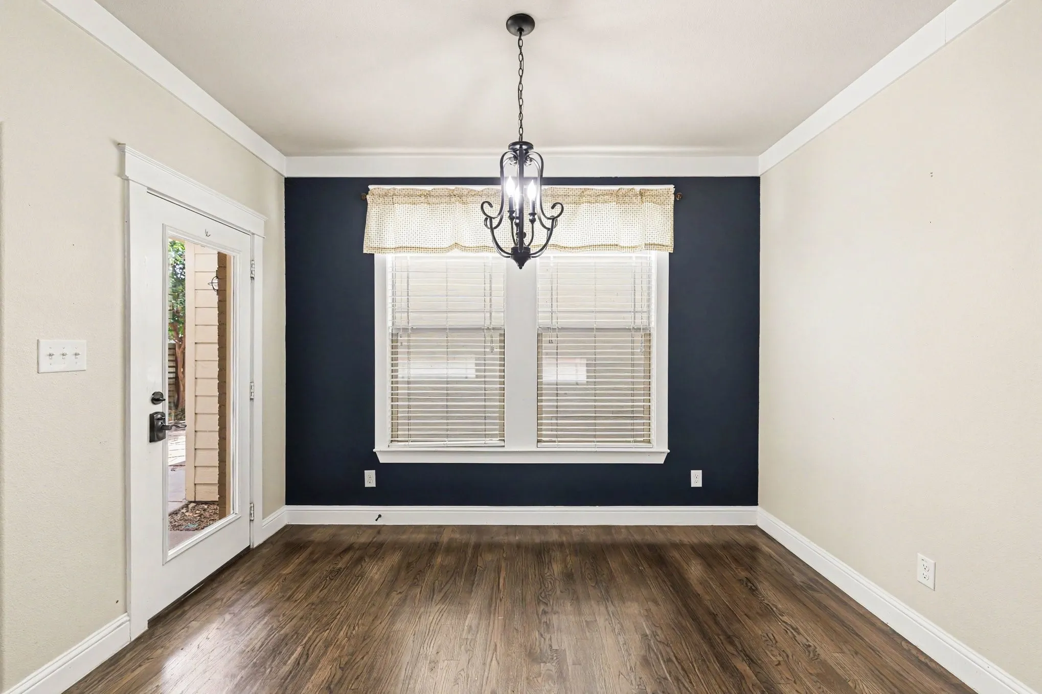 Single Family Residence For Sale in Collin County , 508 N Tennessee Street B, Mc Kinney, Texas 75069, 3 Bedroom, 3 Bathroom, 2 Garage spaces, 2,457 Sqft, built in 2013, mls#21362240, Real Estate Agent in Mc Kinney, Homes For Sale in Collin county, Homes For Sale in Mc Kinney, Realtor in Mc Kinney Texas, Real Estate Brokerage Independent Realty Texas, Luminita Cordes Realtor