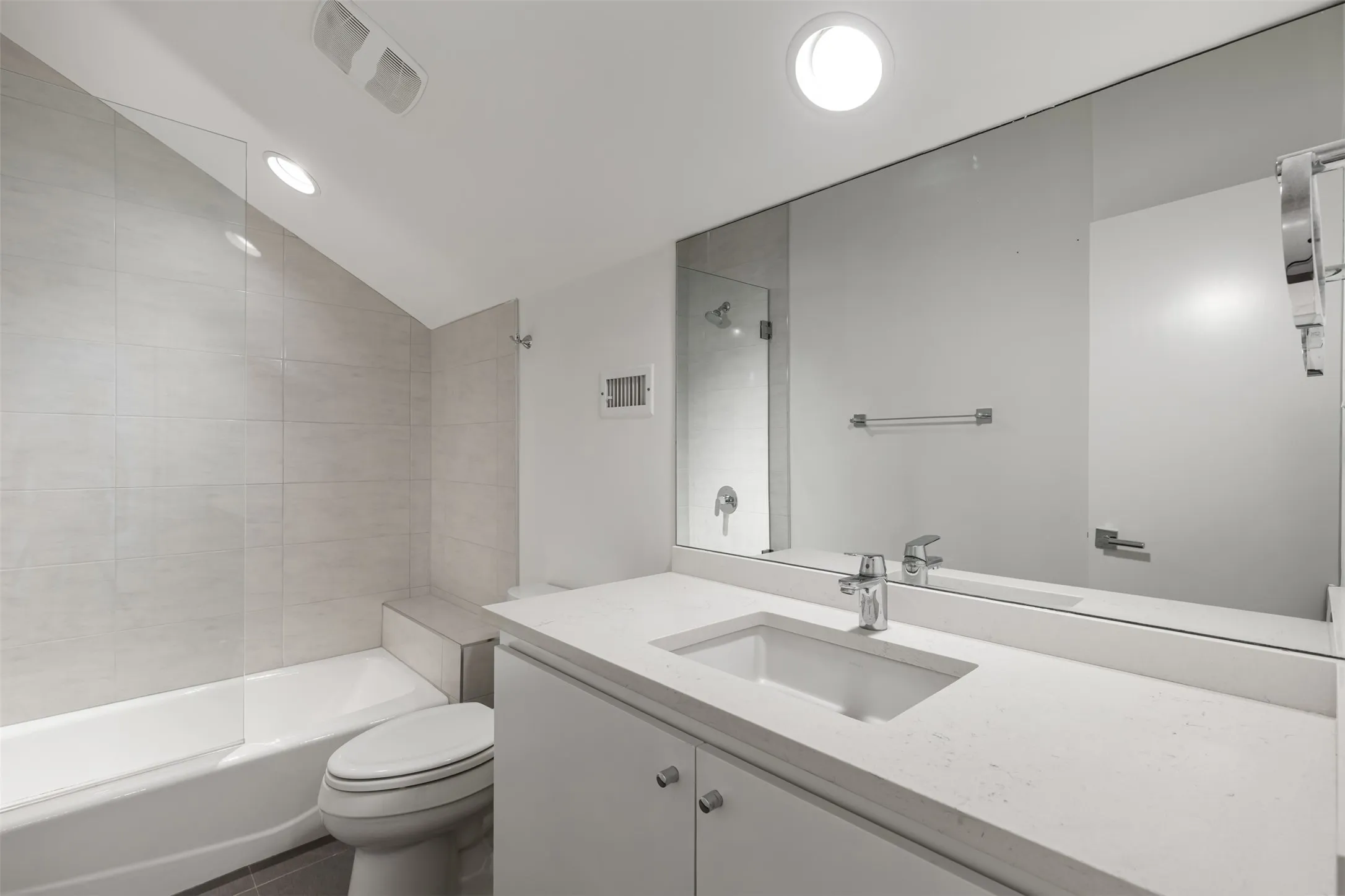 4th Floor En-suite Full Bathroom