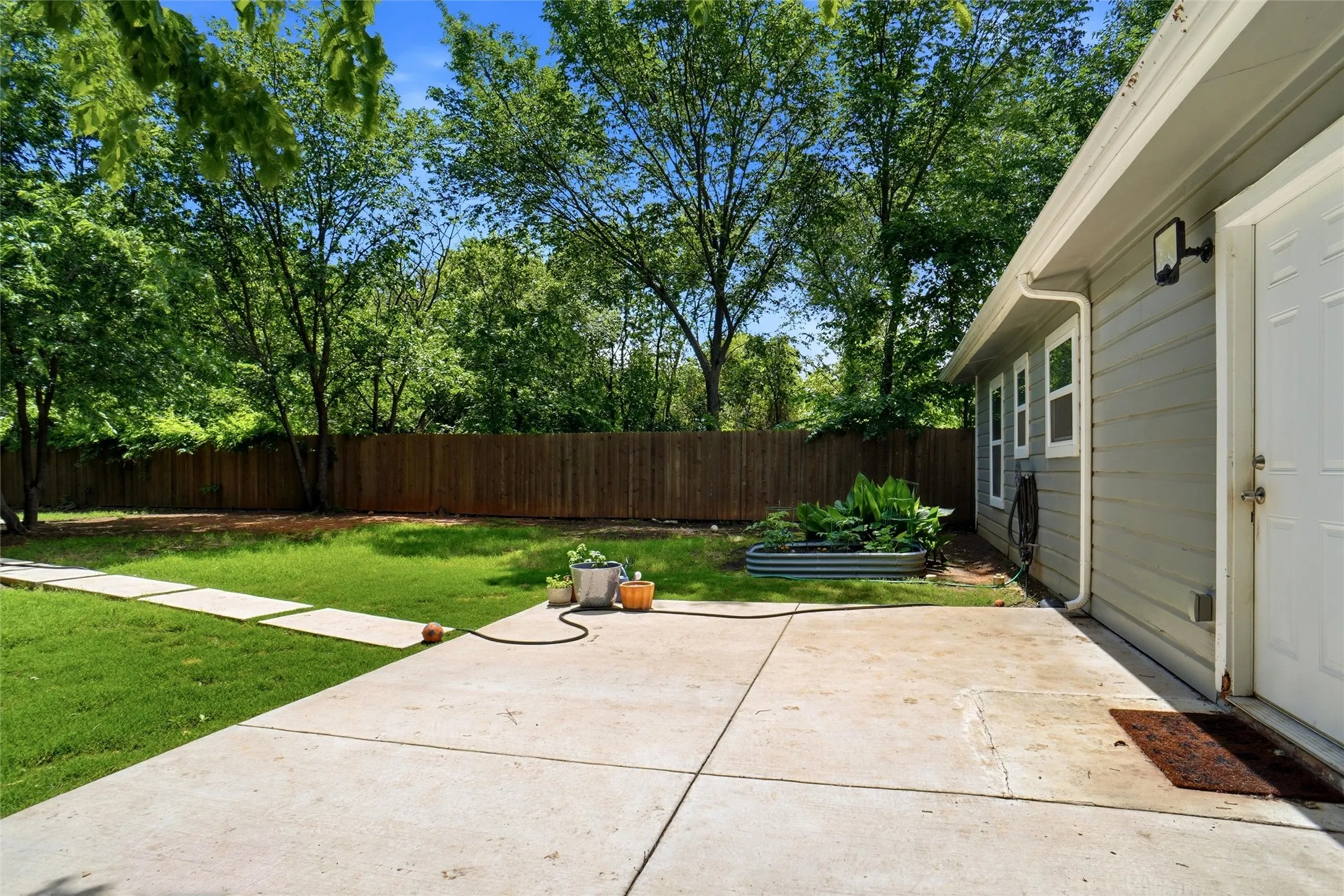 Single Family Residence For Sale in Tarrant County , 436 Arthur Drive, Hurst, Texas 76053, 3 Bedroom, 1 Bathroom, 1 Garage spaces, 1,054 Sqft, built in 1952, mls#21364774, Real Estate Agent in Hurst, Homes For Sale in Tarrant county, Homes For Sale in Hurst, Realtor in Hurst Texas, Real Estate Brokerage Independent Realty Texas, Luminita Cordes Realtor