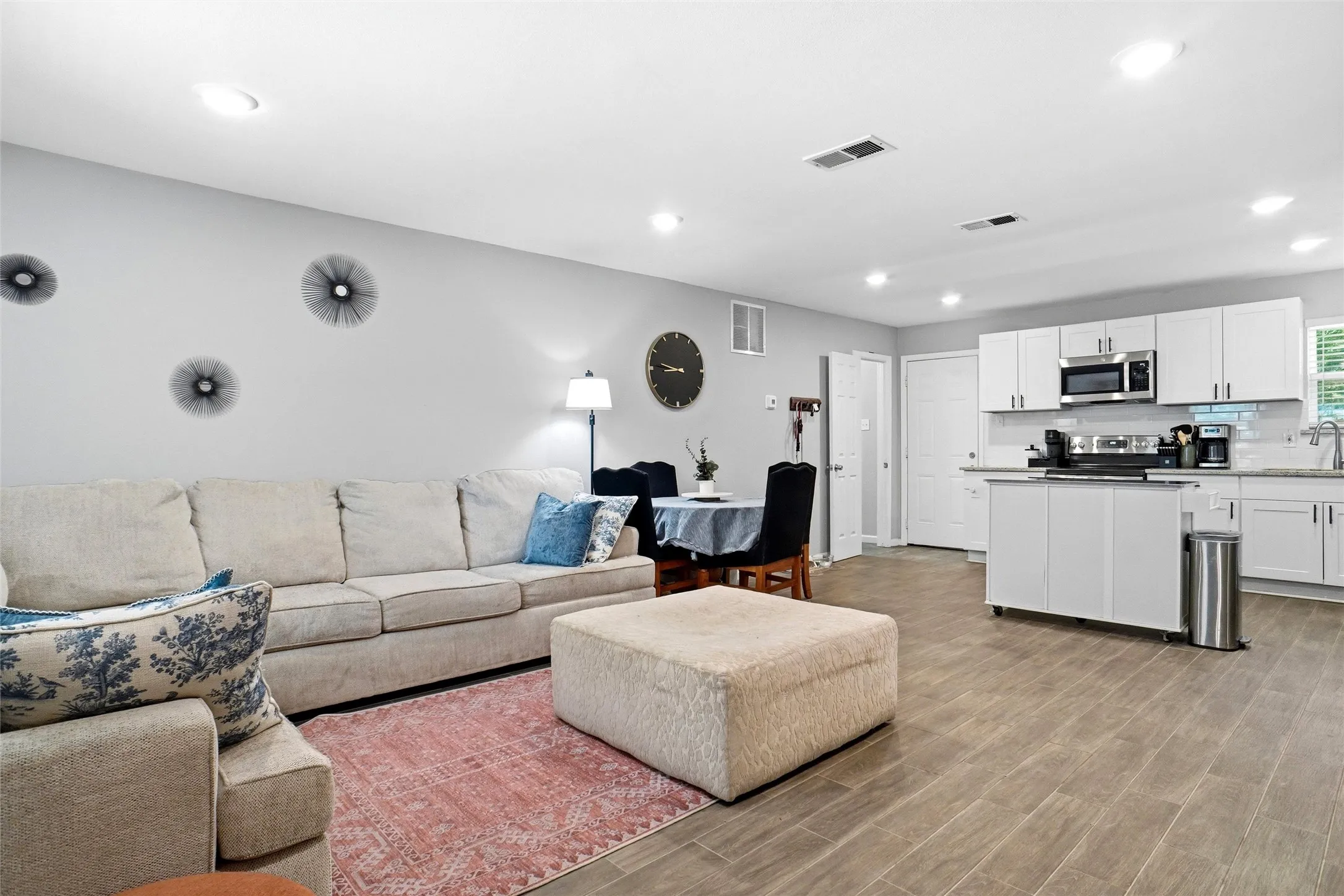 Single Family Residence For Sale in Tarrant County , 436 Arthur Drive, Hurst, Texas 76053, 3 Bedroom, 1 Bathroom, 1 Garage spaces, 1,054 Sqft, built in 1952, mls#21364774, Real Estate Agent in Hurst, Homes For Sale in Tarrant county, Homes For Sale in Hurst, Realtor in Hurst Texas, Real Estate Brokerage Independent Realty Texas, Luminita Cordes Realtor