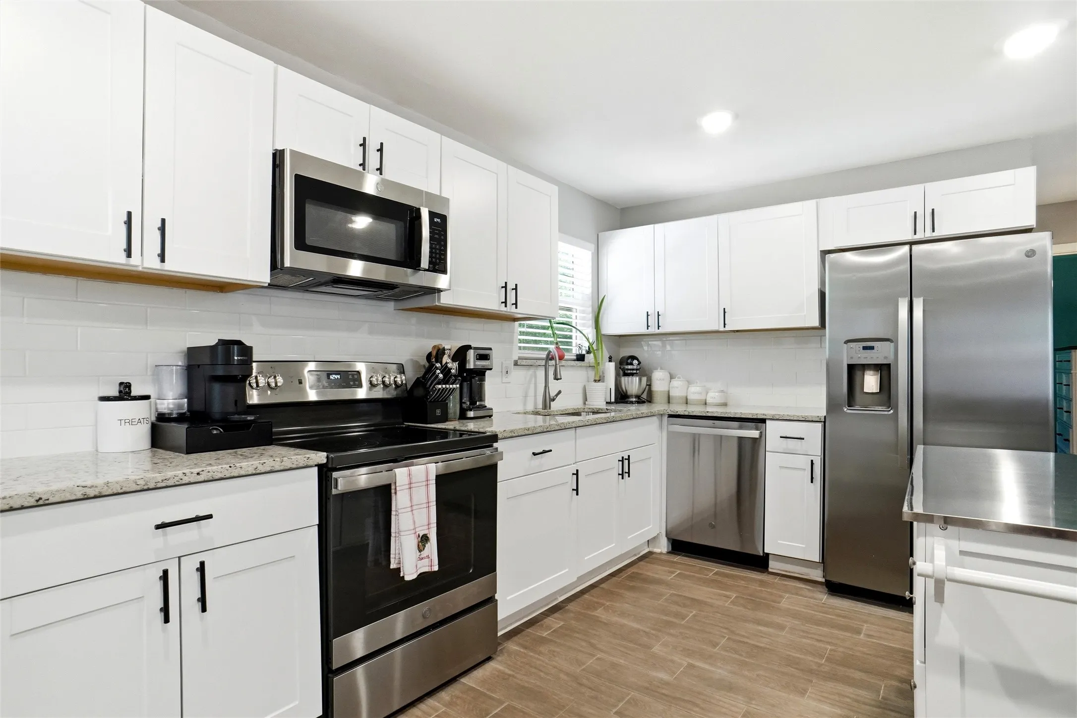 Single Family Residence For Sale in Tarrant County , 436 Arthur Drive, Hurst, Texas 76053, 3 Bedroom, 1 Bathroom, 1 Garage spaces, 1,054 Sqft, built in 1952, mls#21364774, Real Estate Agent in Hurst, Homes For Sale in Tarrant county, Homes For Sale in Hurst, Realtor in Hurst Texas, Real Estate Brokerage Independent Realty Texas, Luminita Cordes Realtor