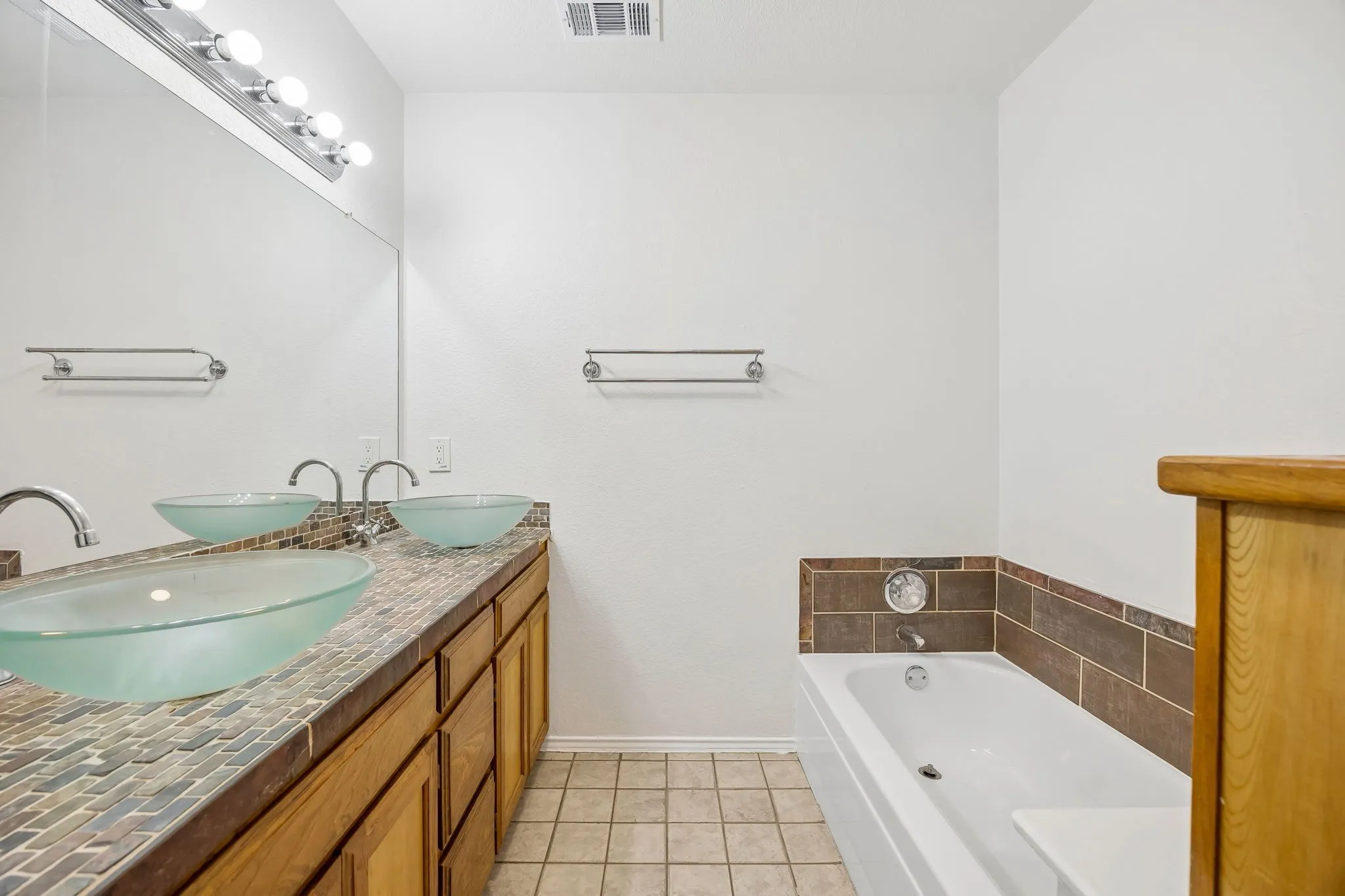 Single Family Residence For Sale in Denton County , 209 Willow Stone Street, Denton, Texas 76207, 3 Bedroom, 2 Bathroom, 2 Garage spaces, 1,368 Sqft, built in 1987, mls#21363426, Real Estate Agent in Denton, Homes For Sale in Denton county, Homes For Sale in Denton, Realtor in Denton Texas, Real Estate Brokerage Independent Realty Texas, Luminita Cordes Realtor