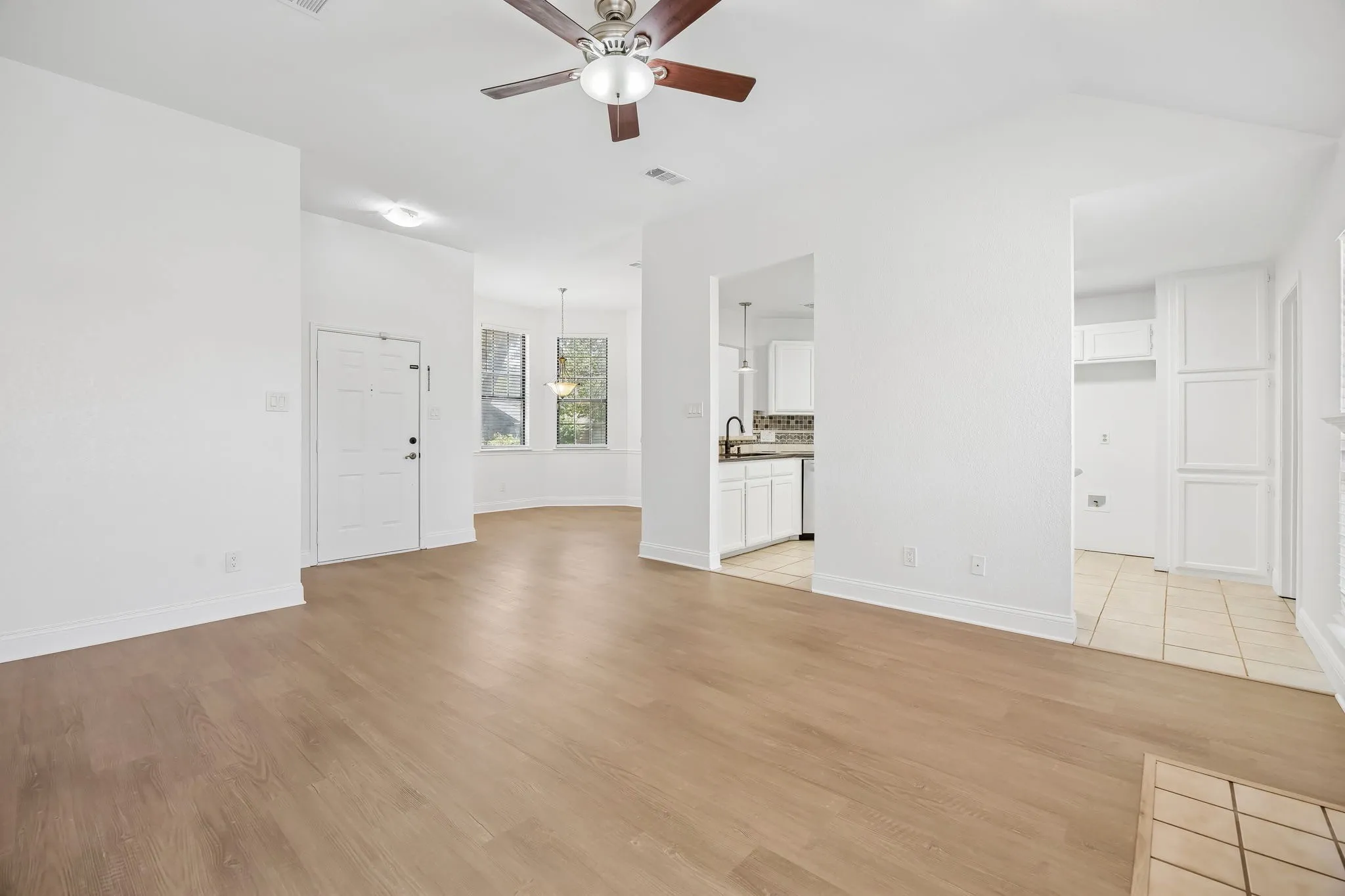 Single Family Residence For Sale in Denton County , 209 Willow Stone Street, Denton, Texas 76207, 3 Bedroom, 2 Bathroom, 2 Garage spaces, 1,368 Sqft, built in 1987, mls#21363426, Real Estate Agent in Denton, Homes For Sale in Denton county, Homes For Sale in Denton, Realtor in Denton Texas, Real Estate Brokerage Independent Realty Texas, Luminita Cordes Realtor