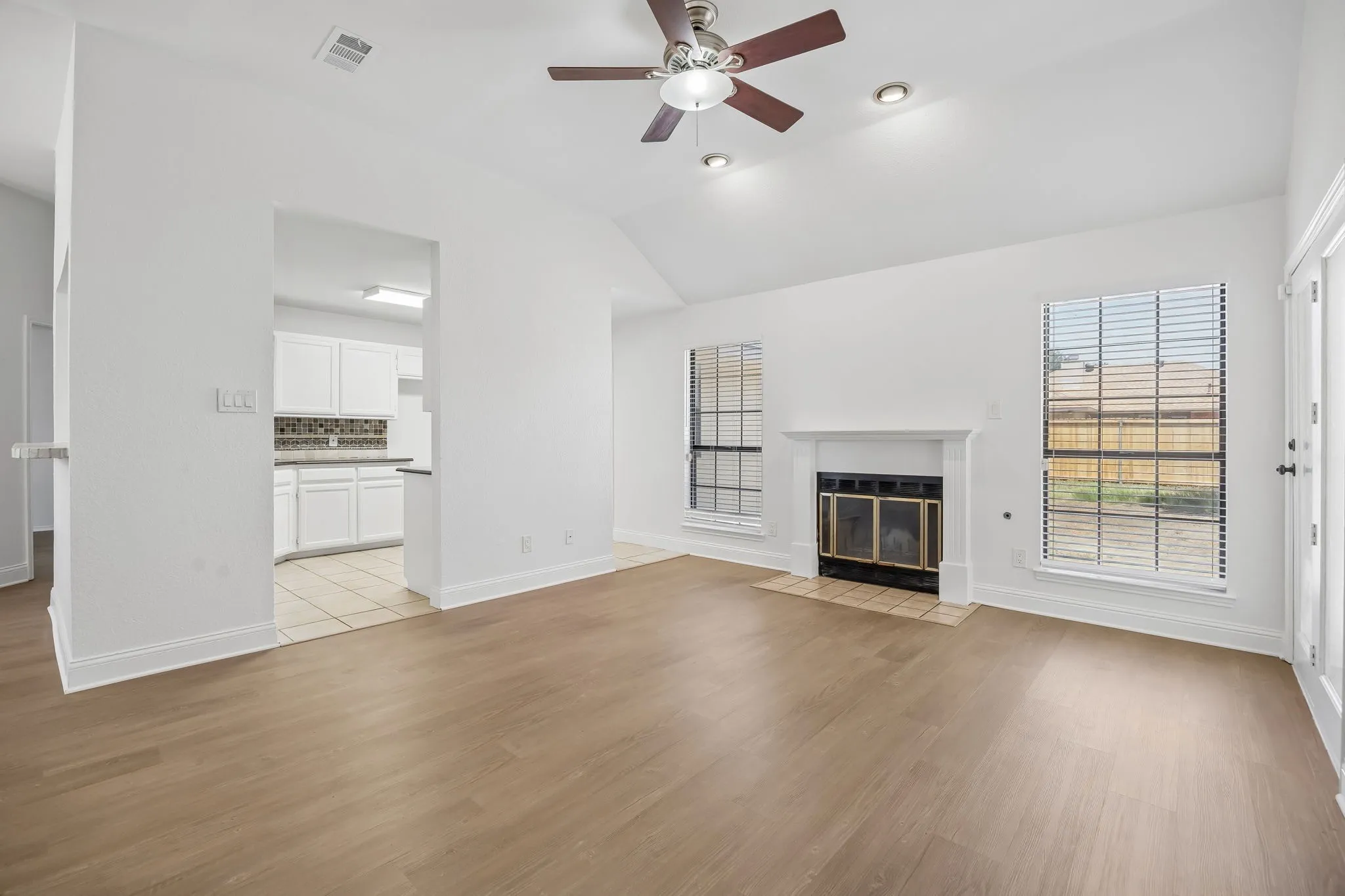 Single Family Residence For Sale in Denton County , 209 Willow Stone Street, Denton, Texas 76207, 3 Bedroom, 2 Bathroom, 2 Garage spaces, 1,368 Sqft, built in 1987, mls#21363426, Real Estate Agent in Denton, Homes For Sale in Denton county, Homes For Sale in Denton, Realtor in Denton Texas, Real Estate Brokerage Independent Realty Texas, Luminita Cordes Realtor