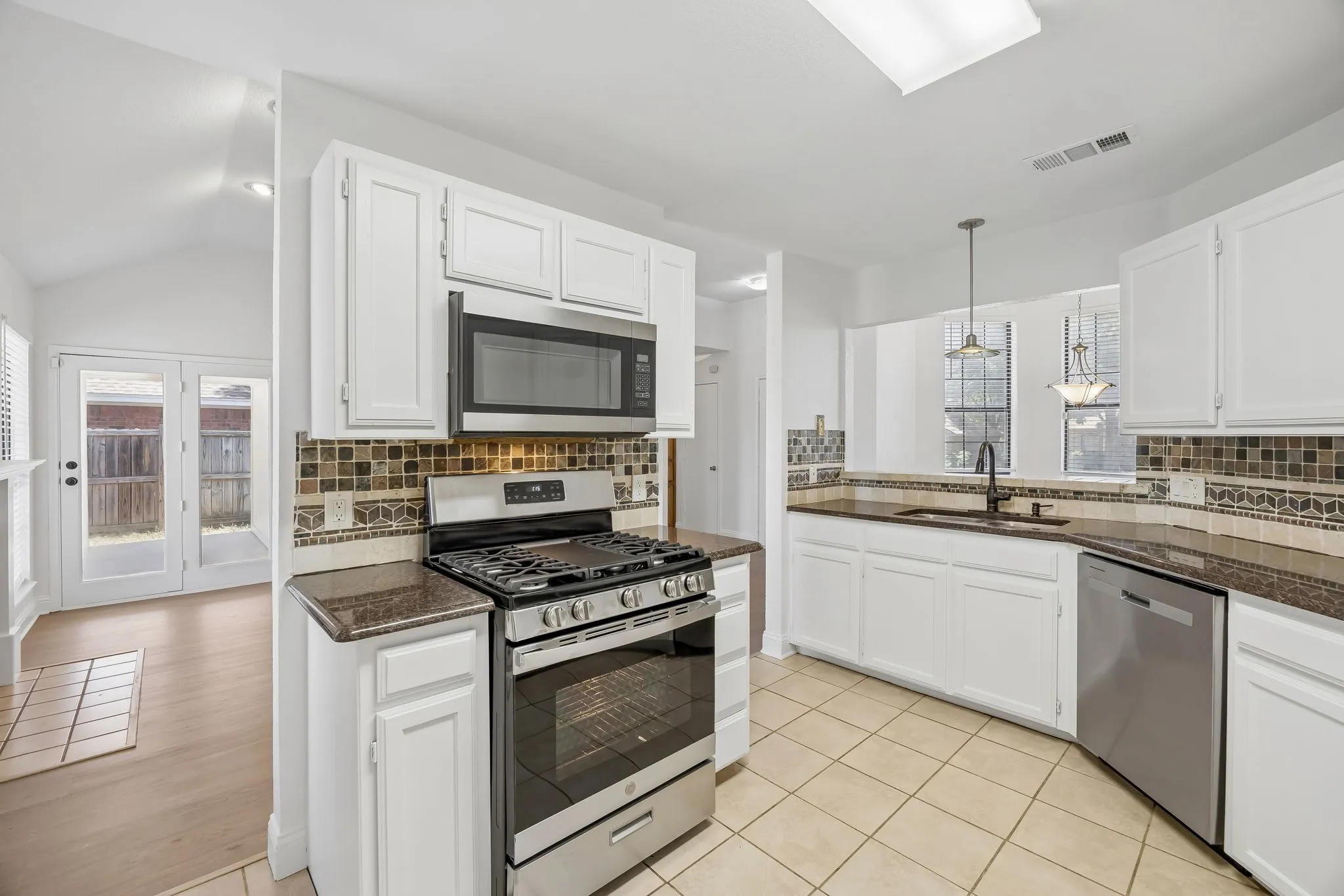 Single Family Residence For Sale in Denton County , 209 Willow Stone Street, Denton, Texas 76207, 3 Bedroom, 2 Bathroom, 2 Garage spaces, 1,368 Sqft, built in 1987, mls#21363426, Real Estate Agent in Denton, Homes For Sale in Denton county, Homes For Sale in Denton, Realtor in Denton Texas, Real Estate Brokerage Independent Realty Texas, Luminita Cordes Realtor