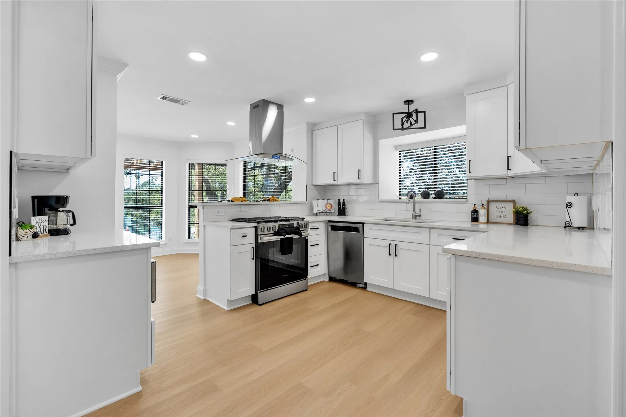 Single Family Residence For Sale in Dallas County , 4044 Dorris Road, Irving, Texas 75038, 3 Bedroom, 3 Bathroom, 2 Garage spaces, 1,832 Sqft, built in 1986, mls#21365581, Real Estate Agent in Irving, Homes For Sale in Dallas county, Homes For Sale in Irving, Realtor in Irving Texas, Real Estate Brokerage Independent Realty Texas, Luminita Cordes Realtor