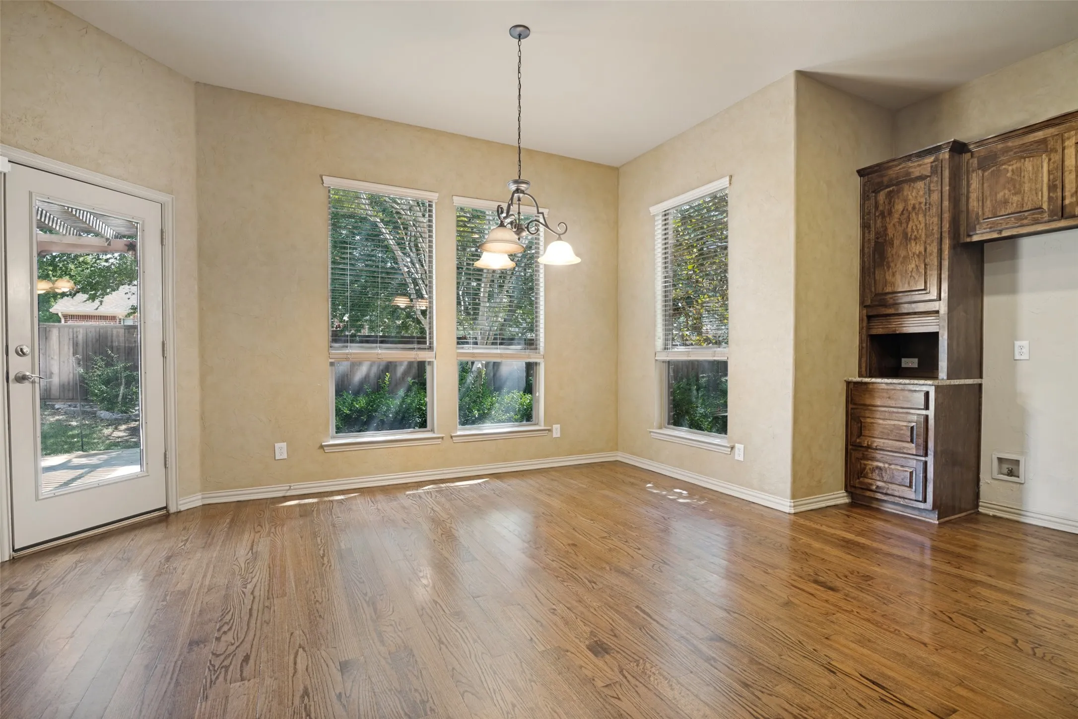 Single Family Residence For Sale in Collin County , 522 Oakhurst Drive, Murphy, Texas 75094, 4 Bedroom, 4 Bathroom, 3 Garage spaces, 4,045 Sqft, built in 2004, mls#21366022, Real Estate Agent in Murphy, Homes For Sale in Collin county, Homes For Sale in Murphy, Realtor in Murphy Texas, Real Estate Brokerage Independent Realty Texas, Luminita Cordes Realtor