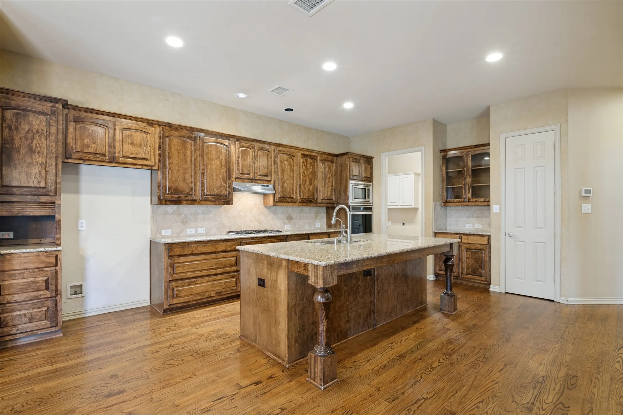 Single Family Residence For Sale in Collin County , 522 Oakhurst Drive, Murphy, Texas 75094, 4 Bedroom, 4 Bathroom, 3 Garage spaces, 4,045 Sqft, built in 2004, mls#21366022, Real Estate Agent in Murphy, Homes For Sale in Collin county, Homes For Sale in Murphy, Realtor in Murphy Texas, Real Estate Brokerage Independent Realty Texas, Luminita Cordes Realtor