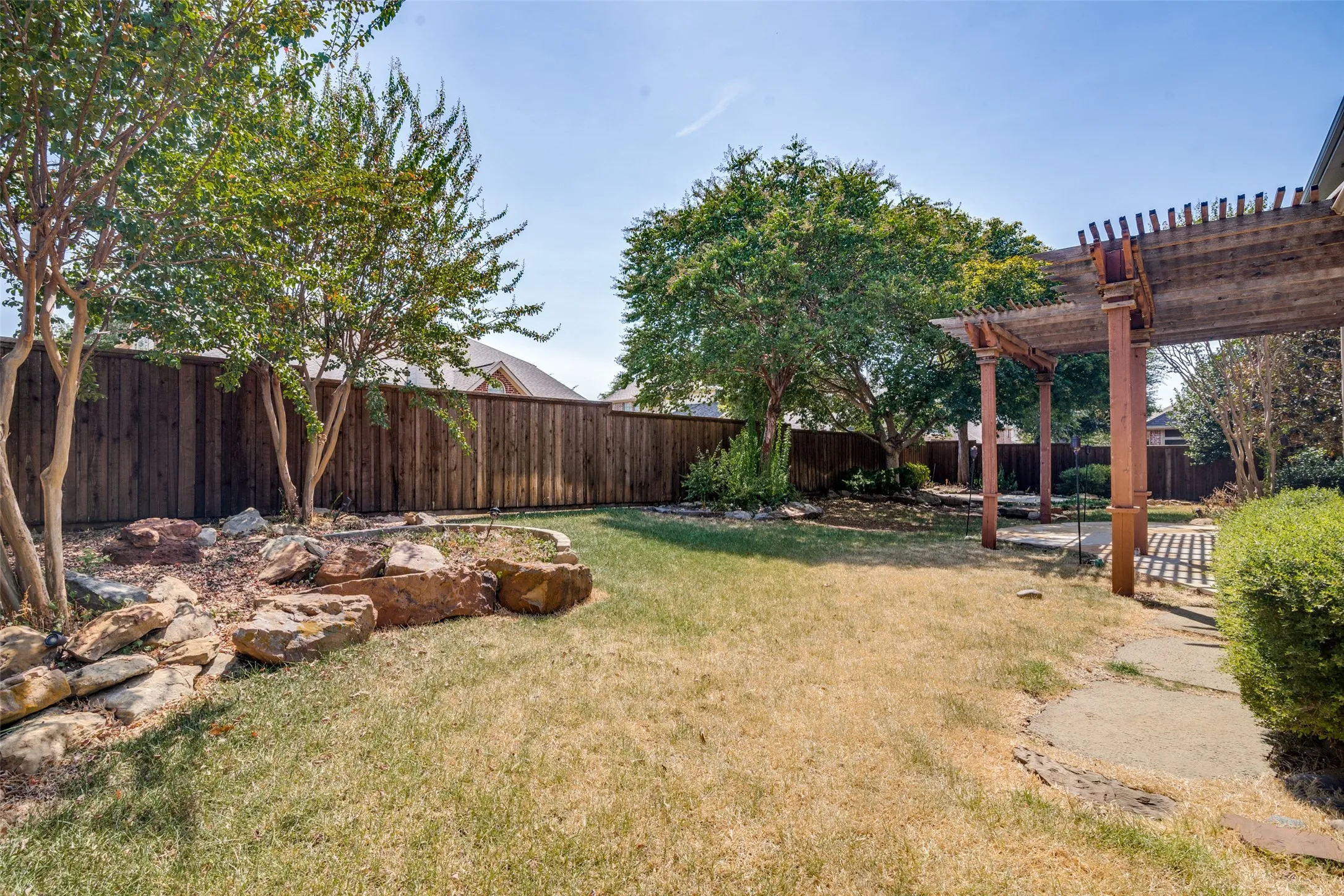 Single Family Residence For Sale in Collin County , 522 Oakhurst Drive, Murphy, Texas 75094, 4 Bedroom, 4 Bathroom, 3 Garage spaces, 4,045 Sqft, built in 2004, mls#21366022, Real Estate Agent in Murphy, Homes For Sale in Collin county, Homes For Sale in Murphy, Realtor in Murphy Texas, Real Estate Brokerage Independent Realty Texas, Luminita Cordes Realtor