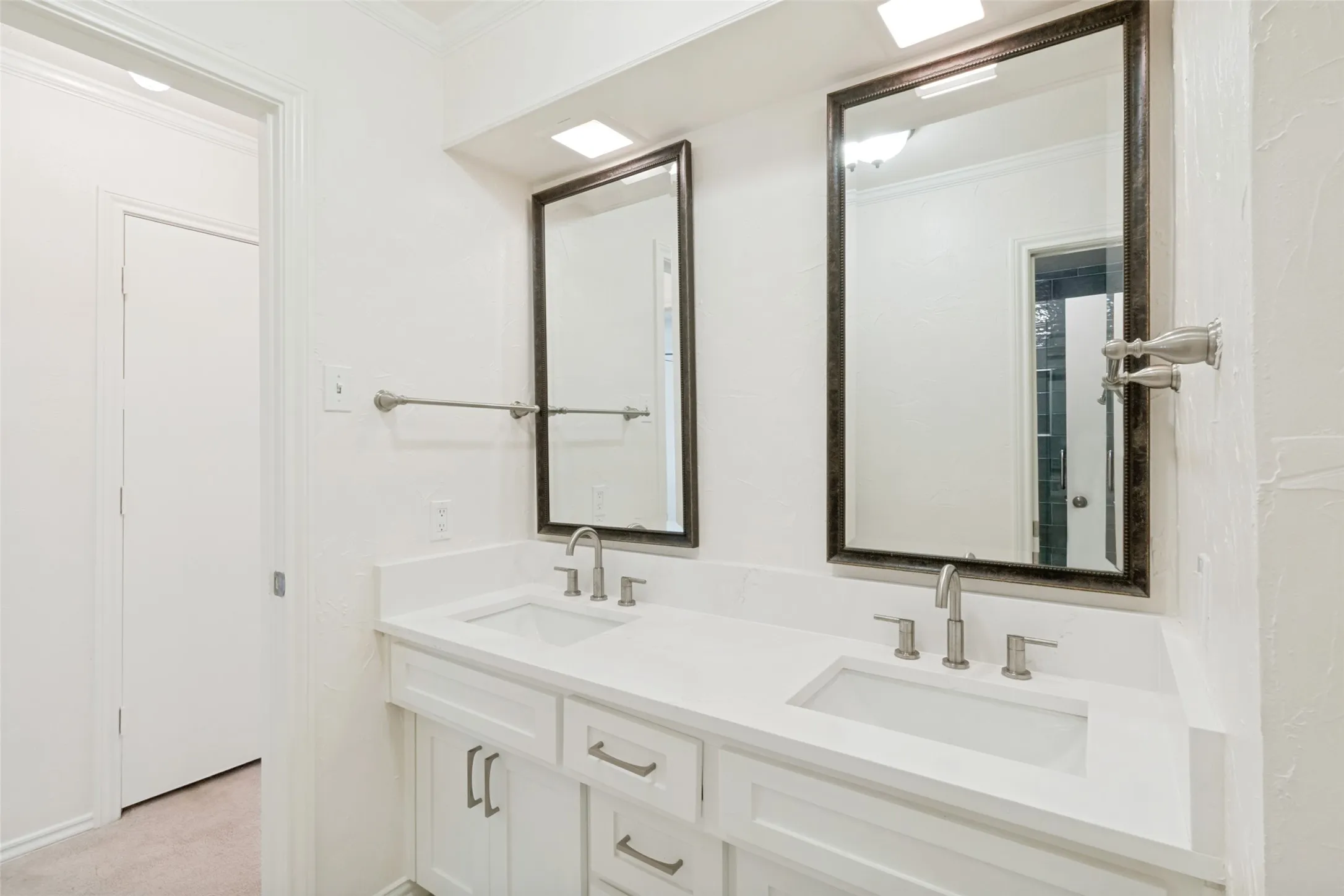 Single Family Residence For Sale in Dallas County , 15305 Leavalley Drive, Dallas, Texas 75248, 4 Bedroom, 3 Bathroom, 2 Garage spaces, 3,020 Sqft, built in 1974, mls#21363270, Real Estate Agent in Dallas, Homes For Sale in Dallas county, Homes For Sale in Dallas, Realtor in Dallas Texas, Real Estate Brokerage Independent Realty Texas, Luminita Cordes Realtor