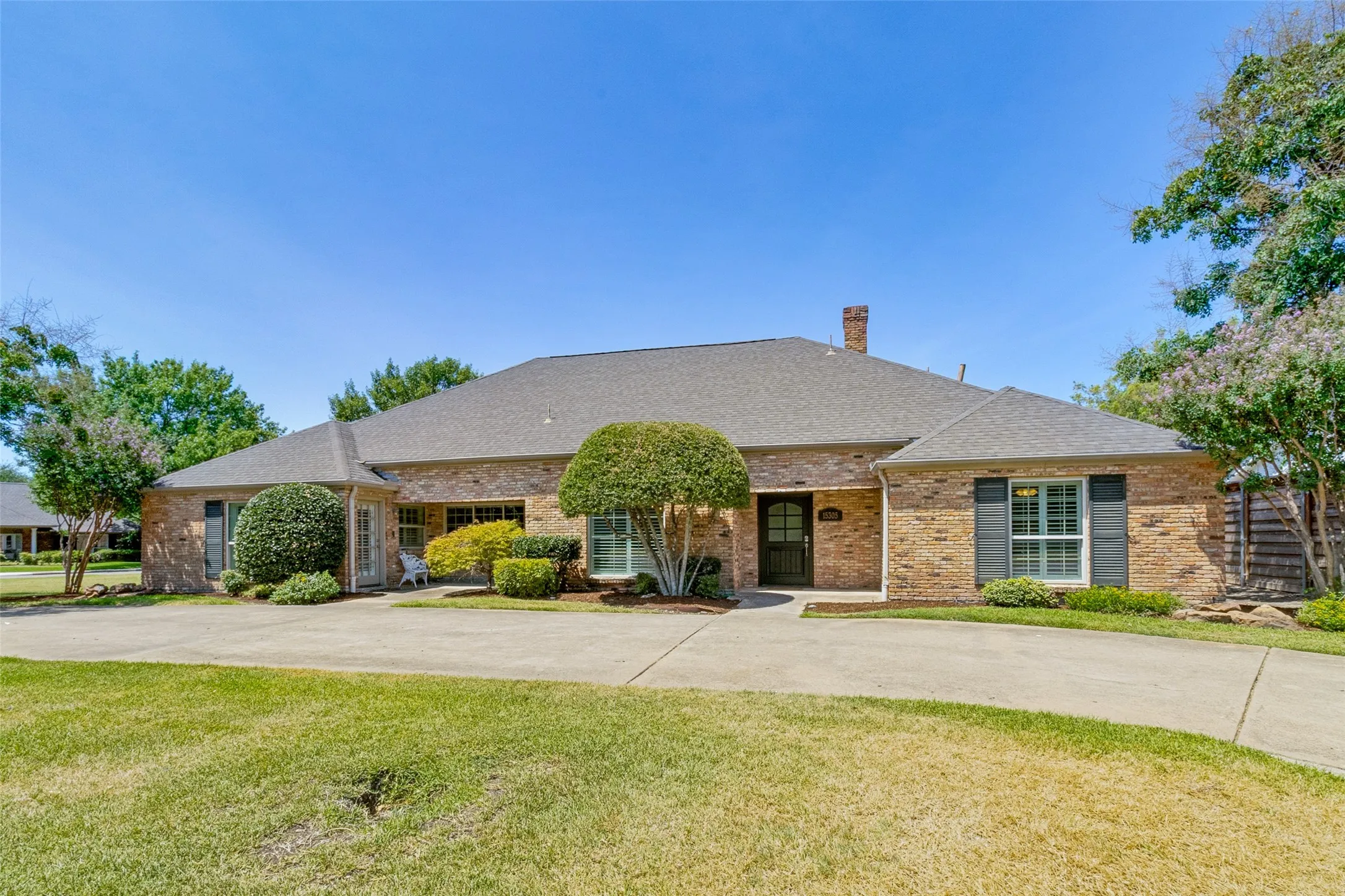 Single Family Residence For Sale in Dallas County , 15305 Leavalley Drive, Dallas, Texas 75248, 4 Bedroom, 3 Bathroom, 2 Garage spaces, 3,020 Sqft, built in 1974, mls#21363270, Real Estate Agent in Dallas, Homes For Sale in Dallas county, Homes For Sale in Dallas, Realtor in Dallas Texas, Real Estate Brokerage Independent Realty Texas, Luminita Cordes Realtor